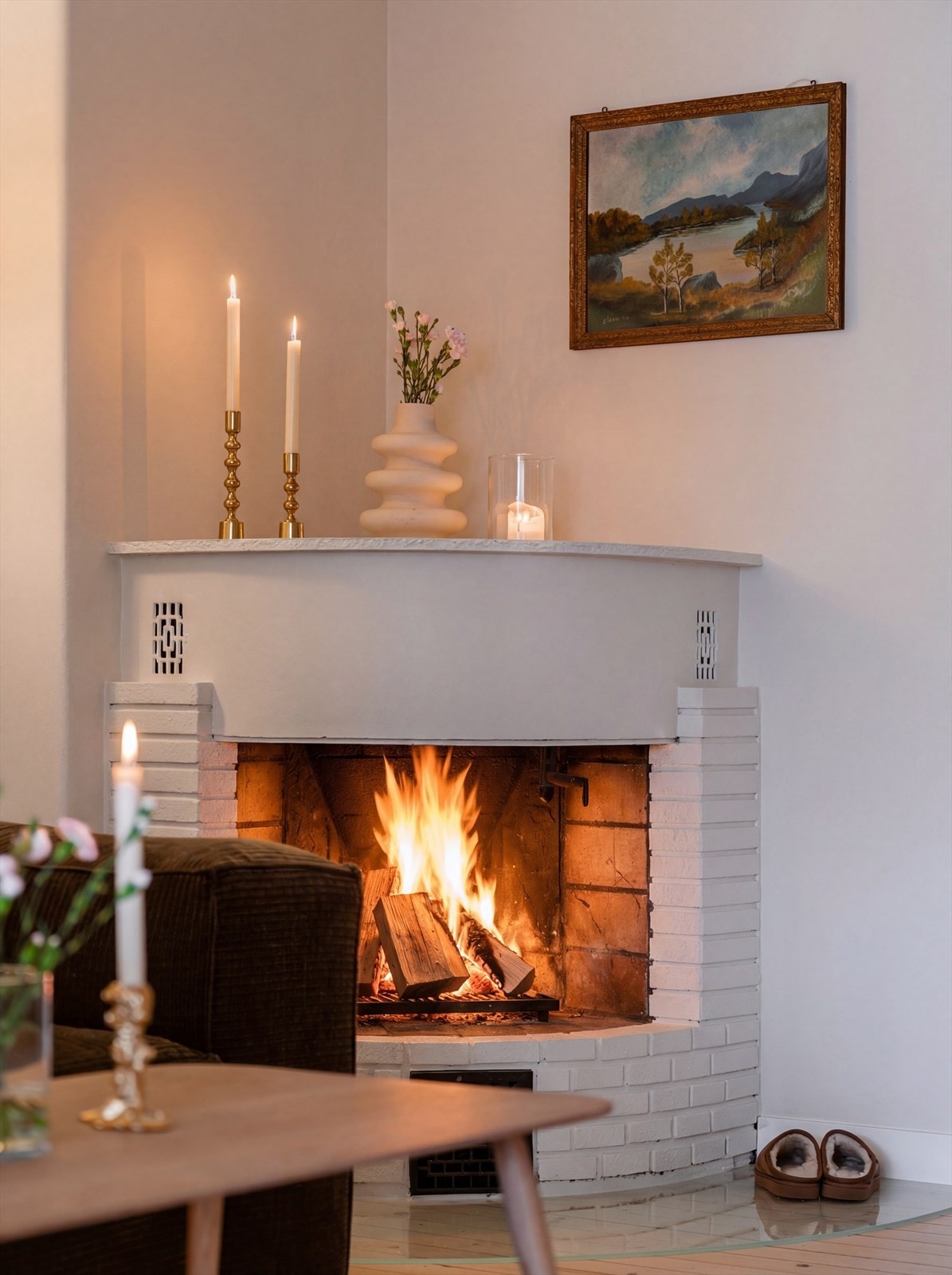 Mursteinspipen med vedovn er et sentralt og stemningsfullt element i stuen. Galleribilde