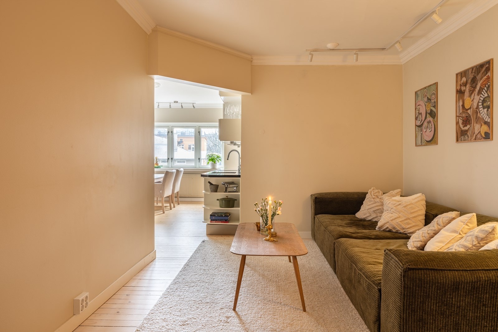 Den delvis åpne løsningen mellom stue og kjøkken gir en lys og sosial sone. Galleribilde