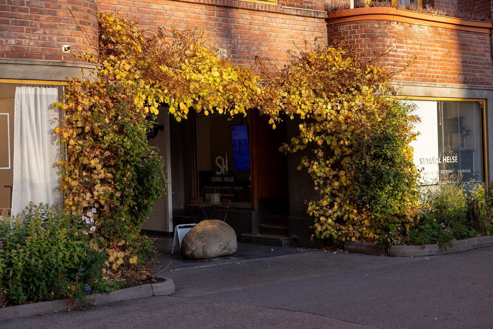 I umiddelbar nærhet finner du et bredt utvalg av butikker og servicetilbud. Galleribilde