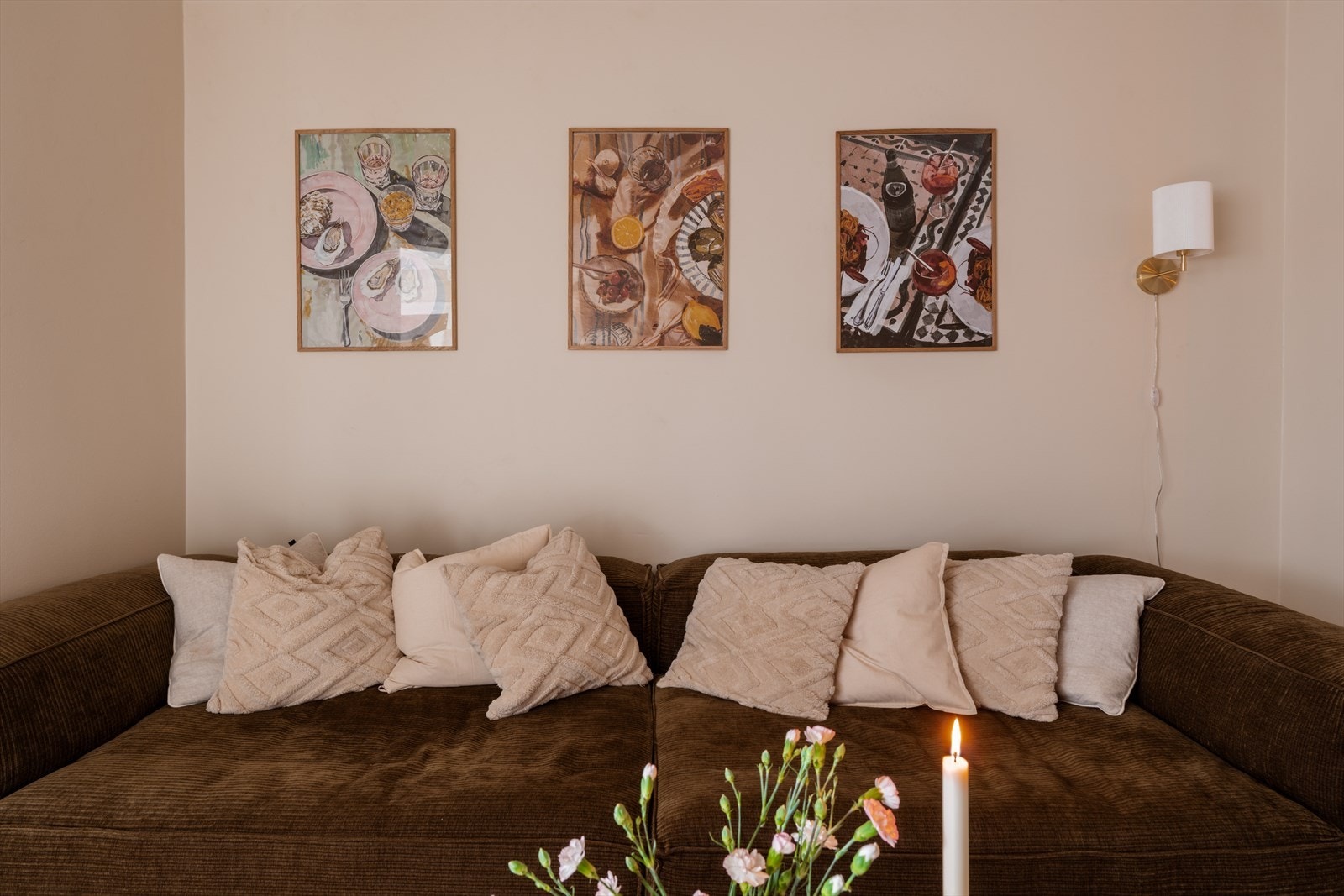 Alle overflater i leiligheten er malt i 2025, og de fleste lister er nye. Galleribilde