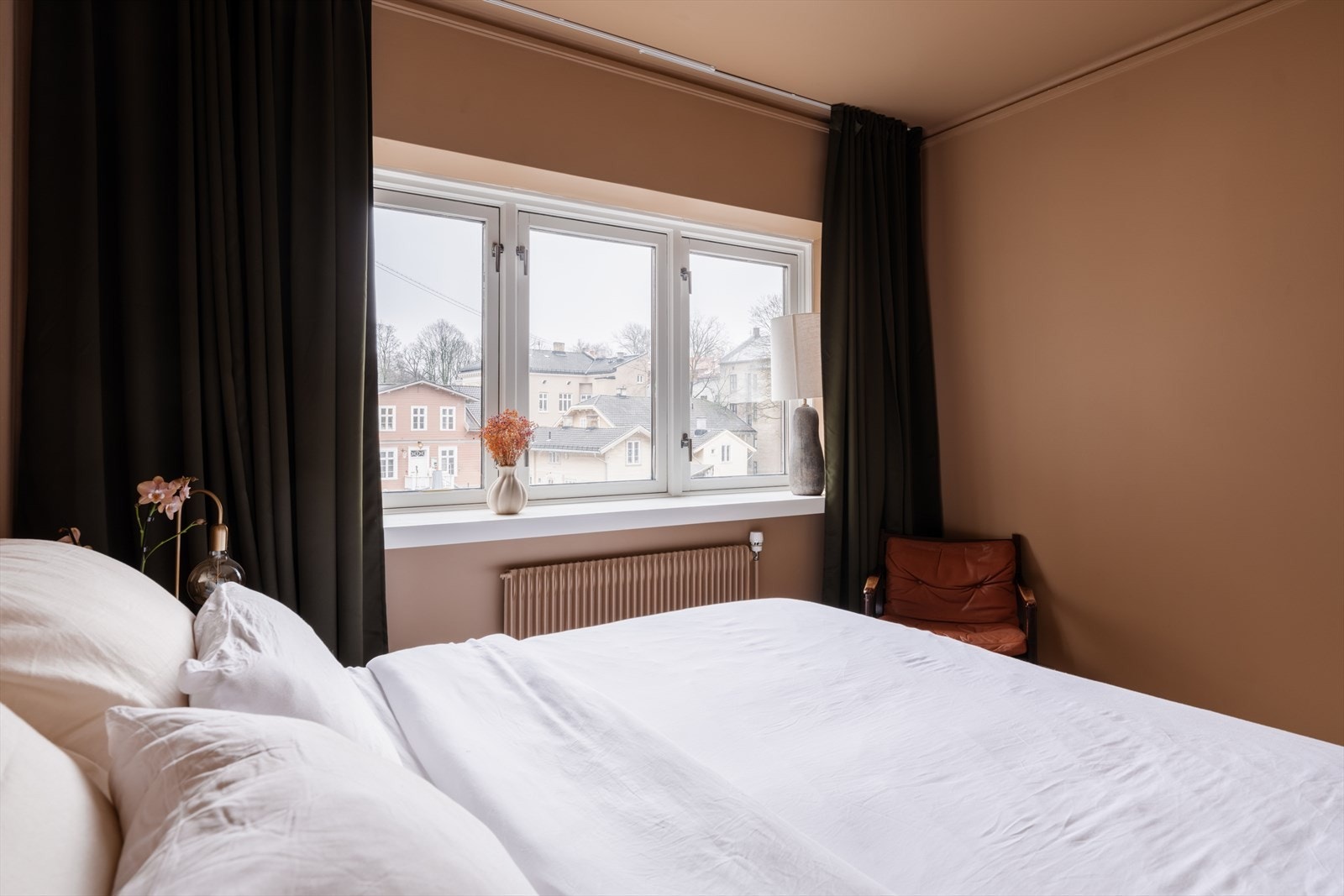 Ifølge selger er det lite til ingen innsyn gjennom leilighetens vinduer. Galleribilde