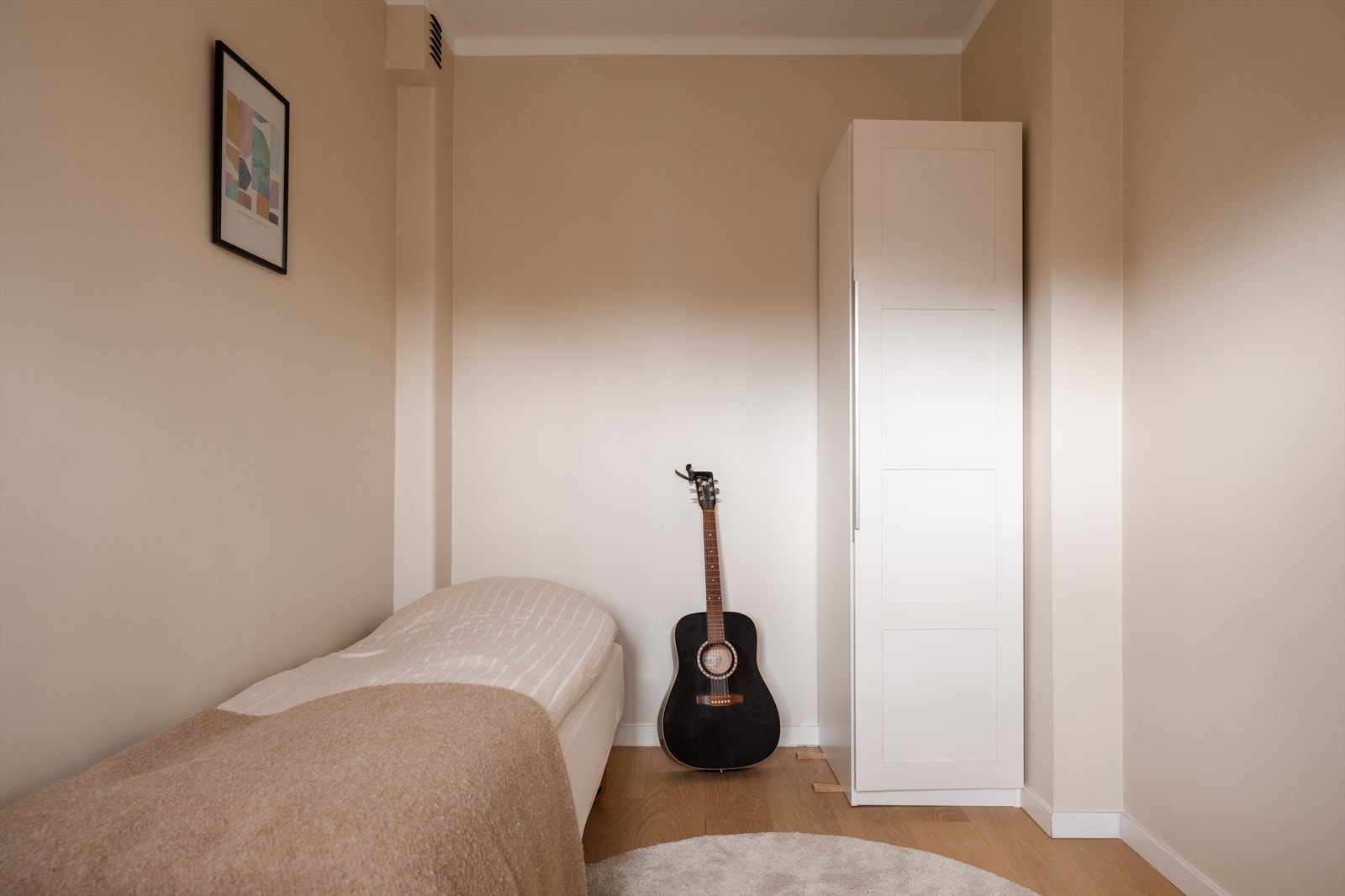 Rommet har plass til seng og garderobeløsning, og vender i likhet med hovedsoverommet mot rolige omgivelser. Galleribilde