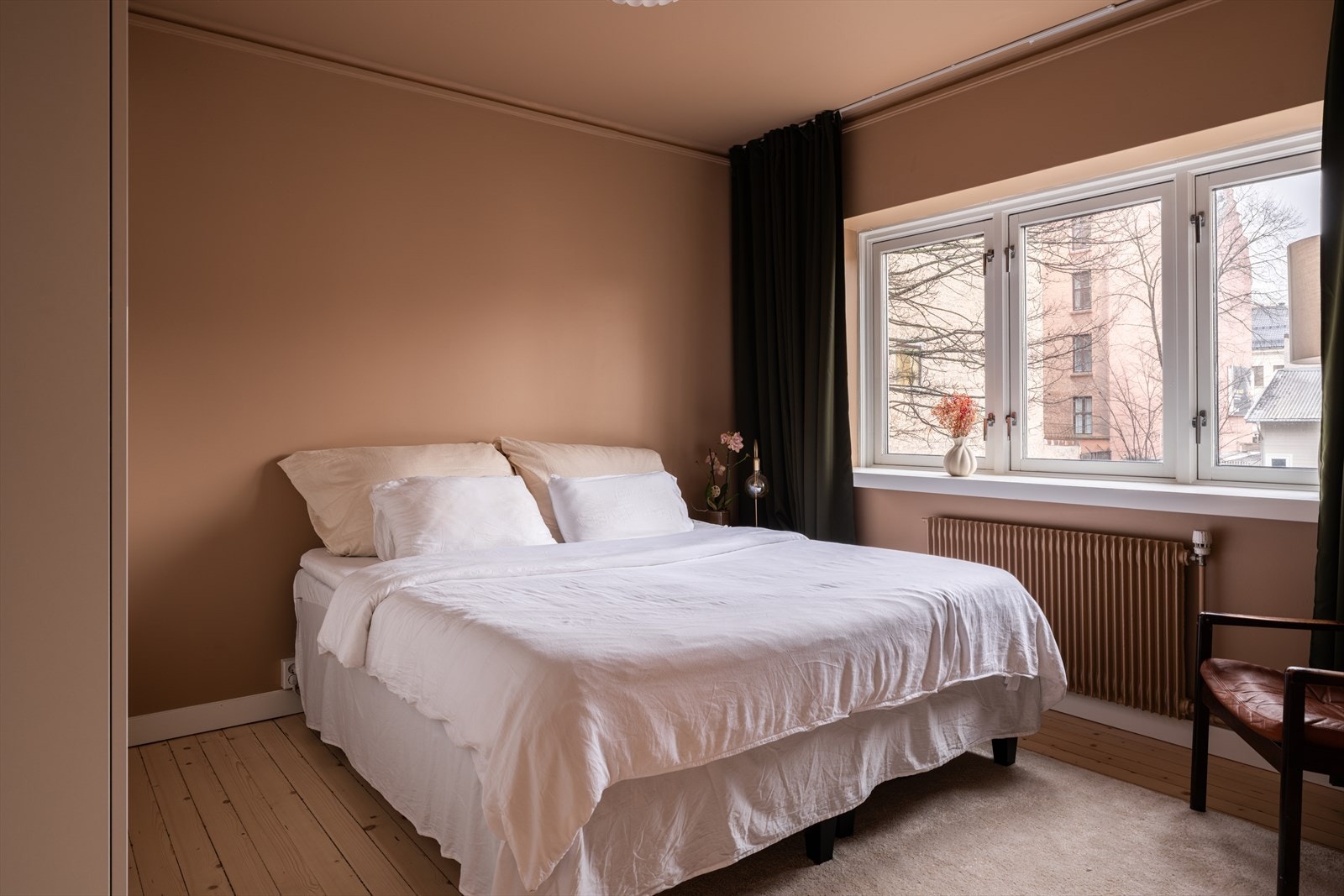 Hovedsoverommet har god plass til dobbeltseng og vender mot rolige omgivelser. Galleribilde