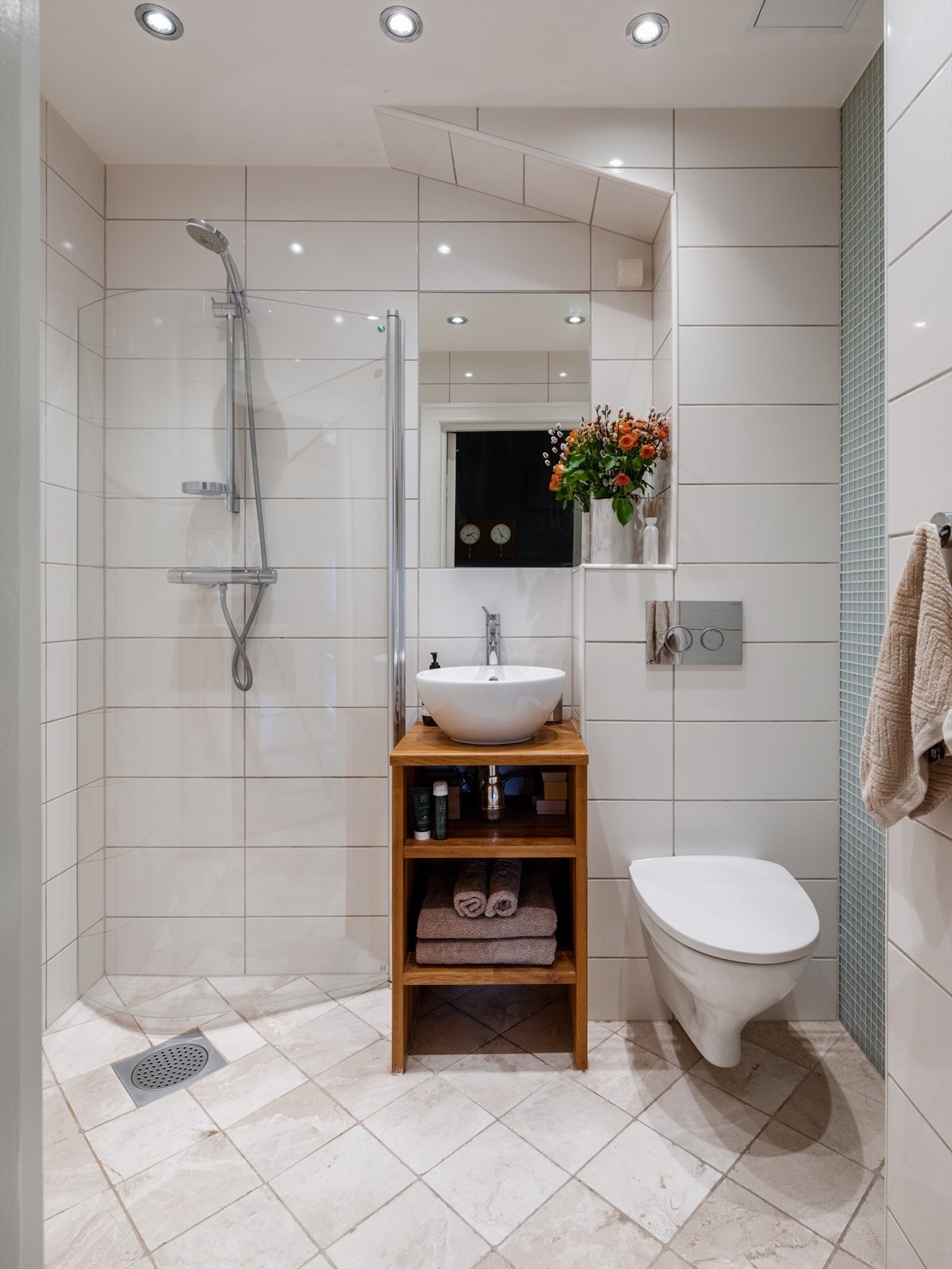 Badet ble modernisert i 2012 og har fliser, elektrisk gulvvarme og dusjhjørne med svingbare glassdører. Galleribilde