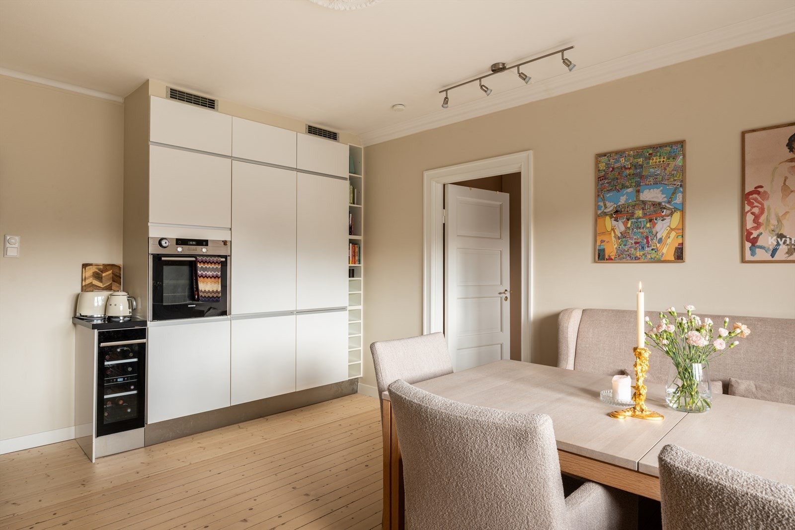 Innredningen har glatte fronter og solid benkeplate i stein. Kjøkkenet er fullt utstyrt med integrerte hvitevarer, inkludert ny stekeovn fra 2025. Galleribilde