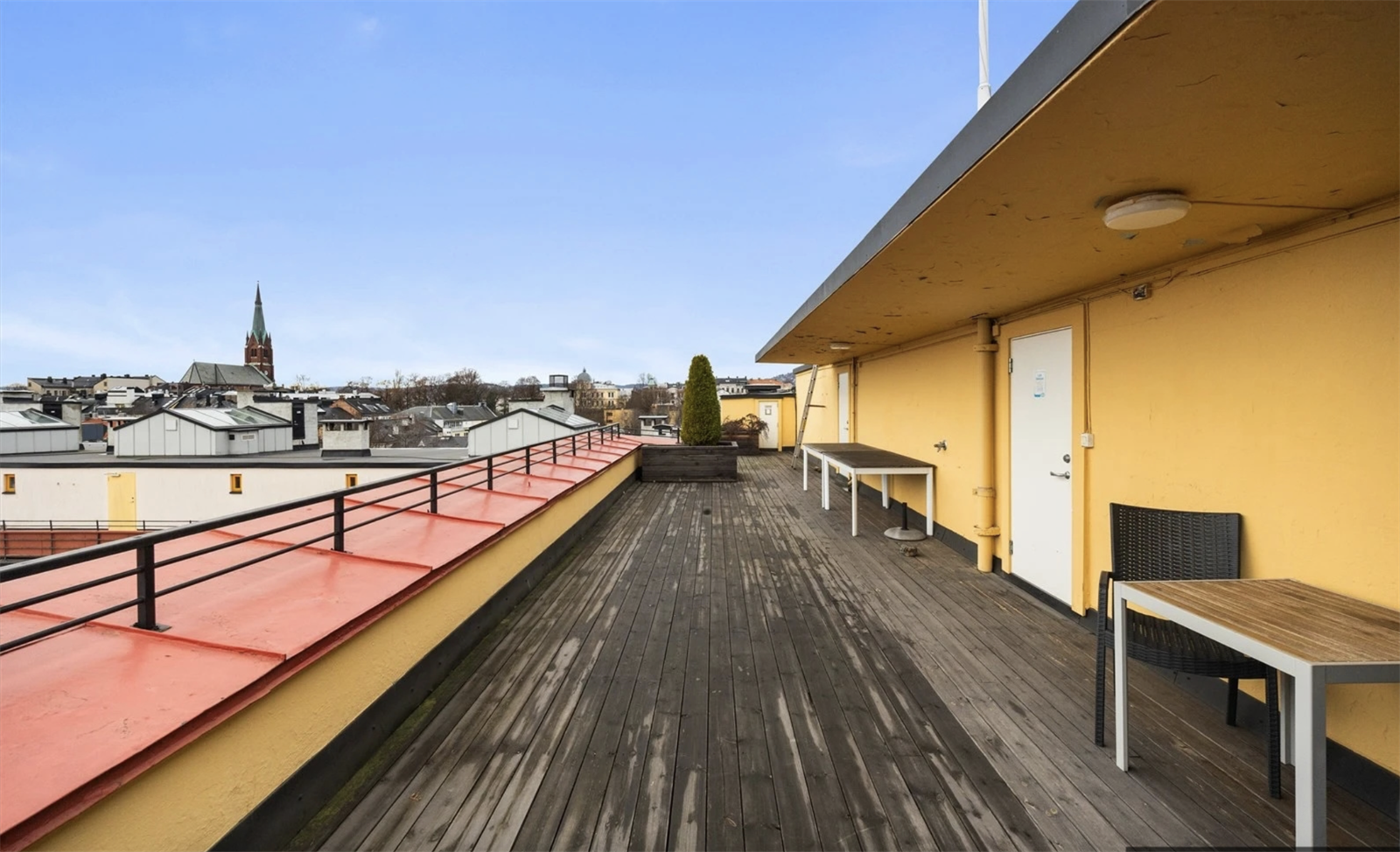 Fra takterrassen kan du nyte utsikten over byens tak og nærområdet. Galleribilde