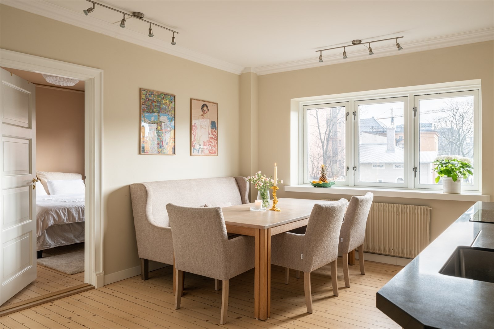 Gjennomgående heltregulv som i 2025 ble slipt og oljet med en lys, vannbestandig tone. Galleribilde