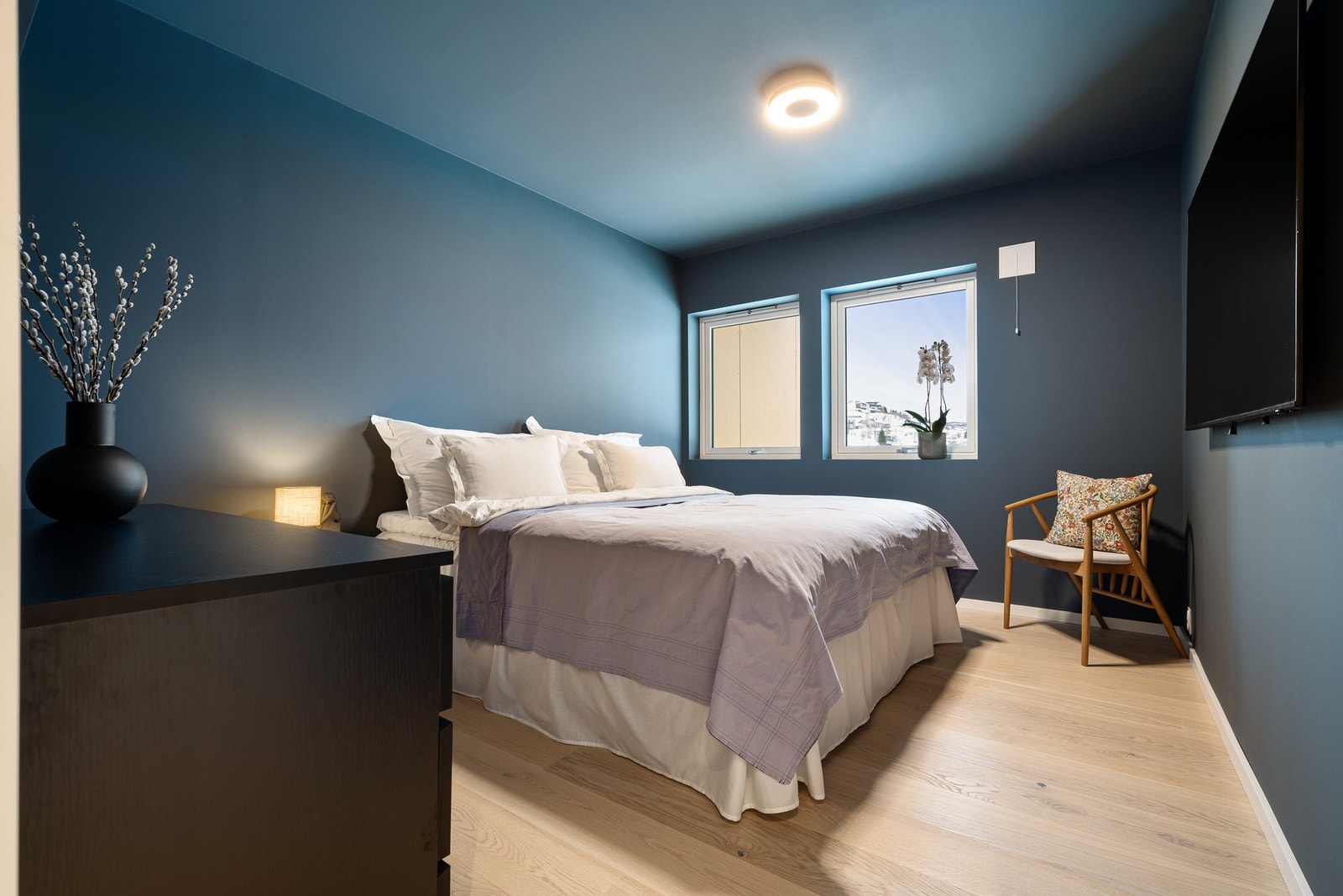 Hovedsoverommet har delikate fargevalg og er av god størrelse Galleribilde