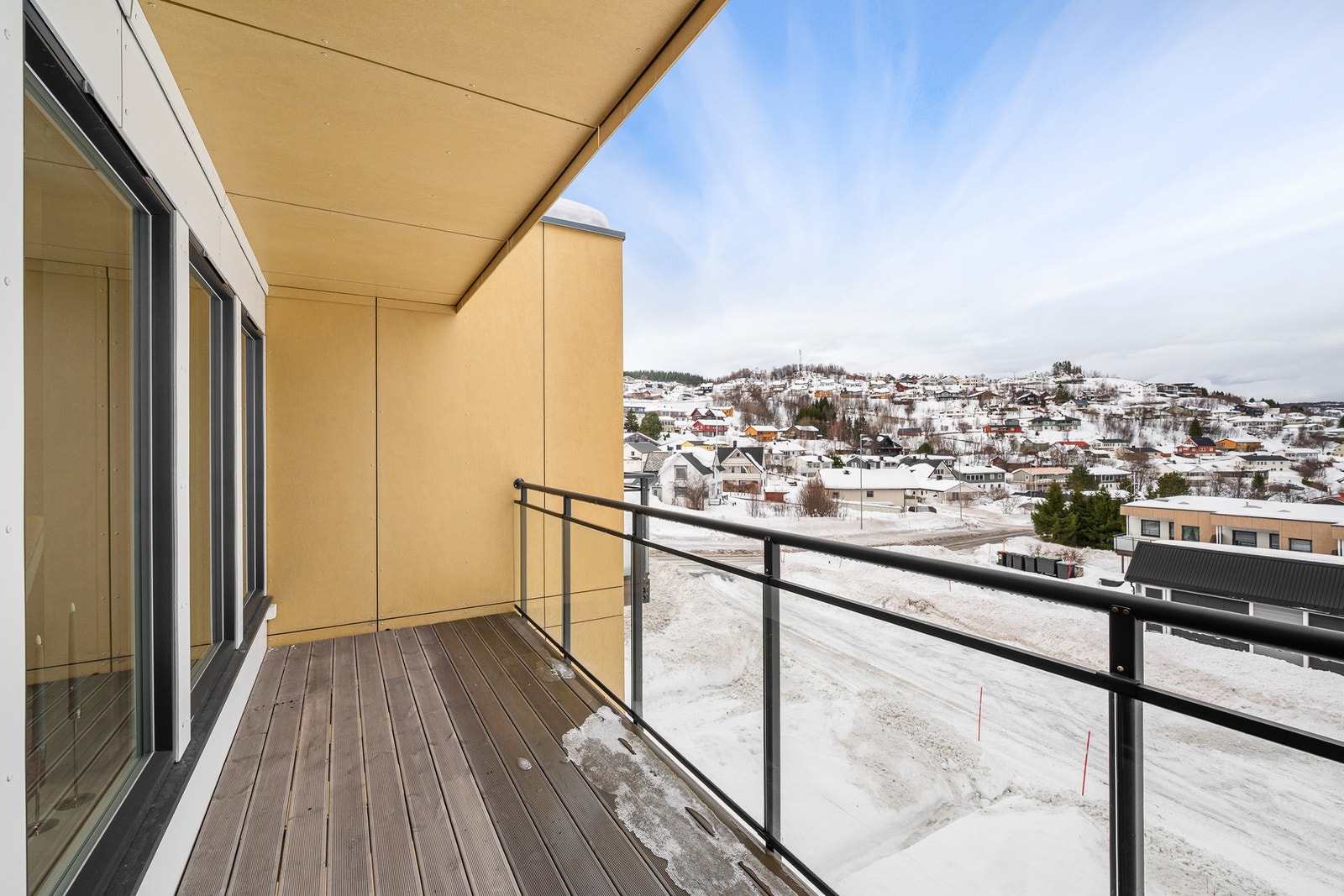 God plass til utemøblement og takoverbygg sørger for et lunt oppholdsområde Galleribilde