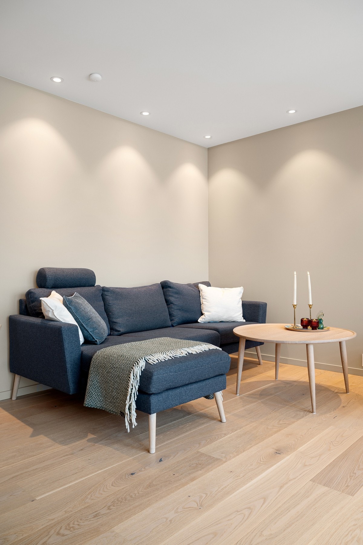 Det er tilleggsisolert mot naboer på begge sider, og termostatstyrt varme i gulvet Galleribilde