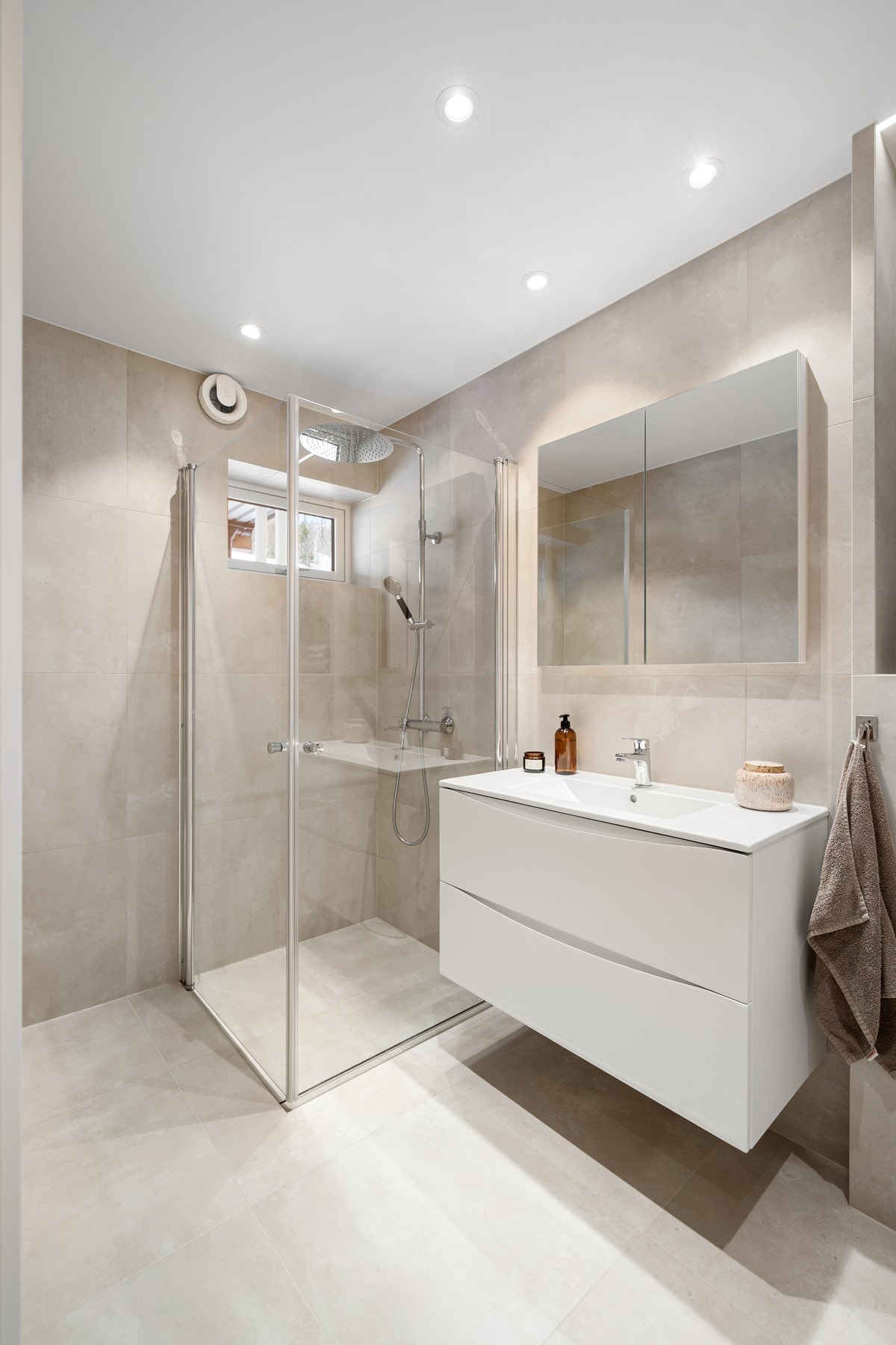 Boligen har et nydelig, flislagt bad! Galleribilde