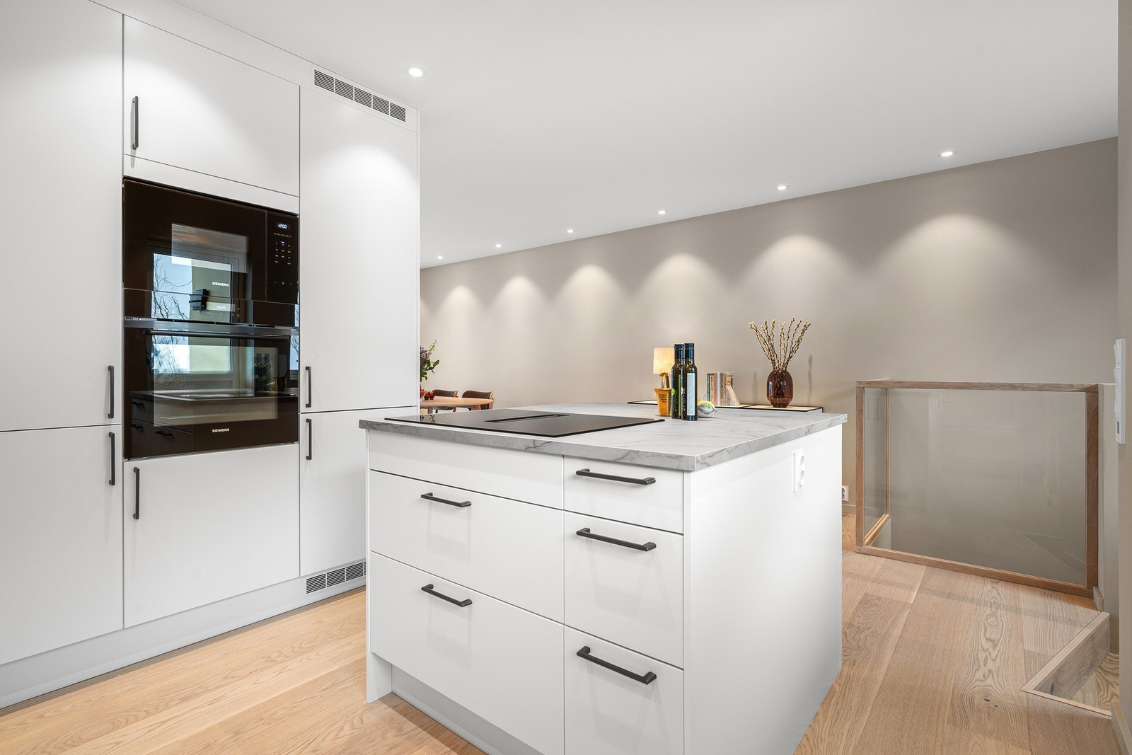 Ny, moderne kjøkkeninnredning med kjøkkenøy Galleribilde