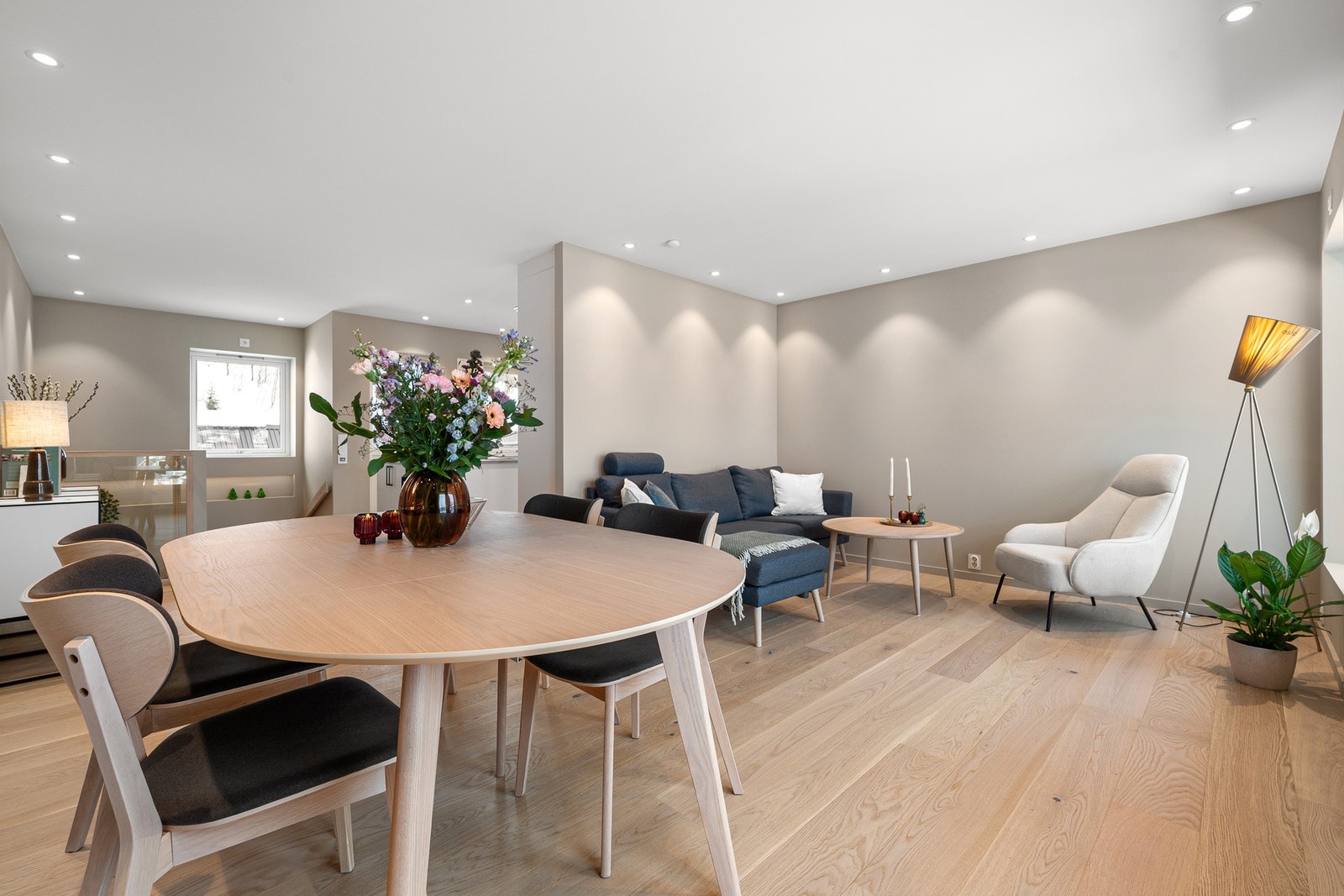 Listefrie løsninger, lekre materialvalg i tiltalende fargetoner og behagelig påkostet belysning Galleribilde