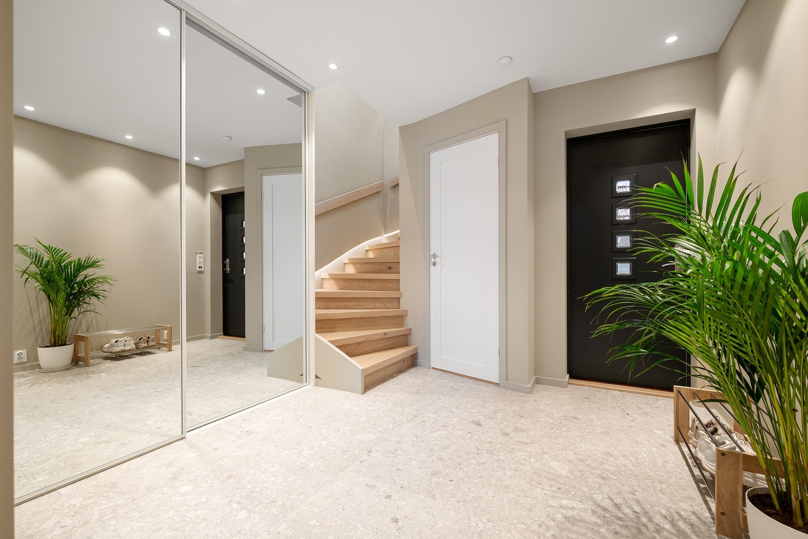 Elegant hall med praktisk garderobeløsning Galleribilde