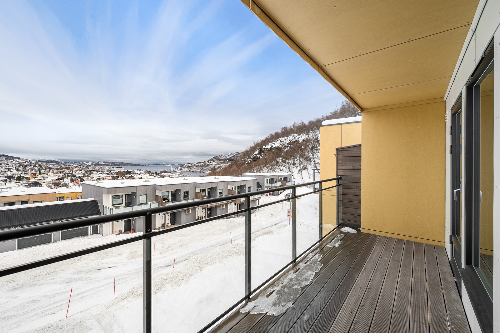 Balkong på fremsiden gir deg god oversikt over byen Galleribilde