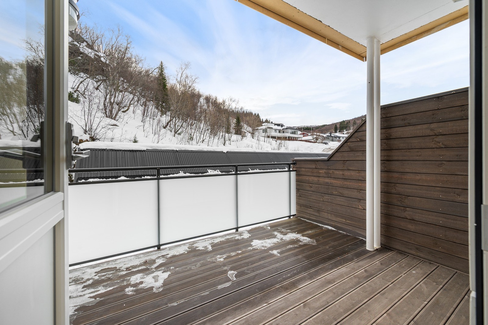 Utenfor kjøkkenet er det også balkong, så her kan du flytte deg etter sola Galleribilde