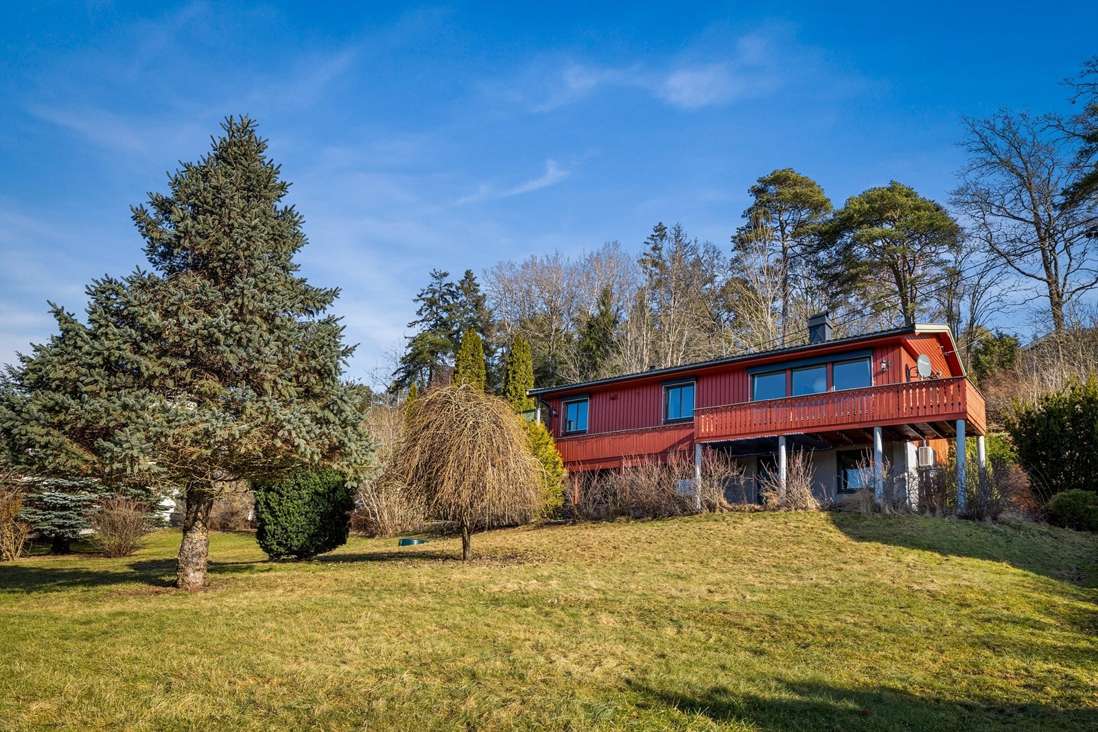 Den skrånende tomten gir en fin dynamikk og utsikt fra boligen. Galleribilde