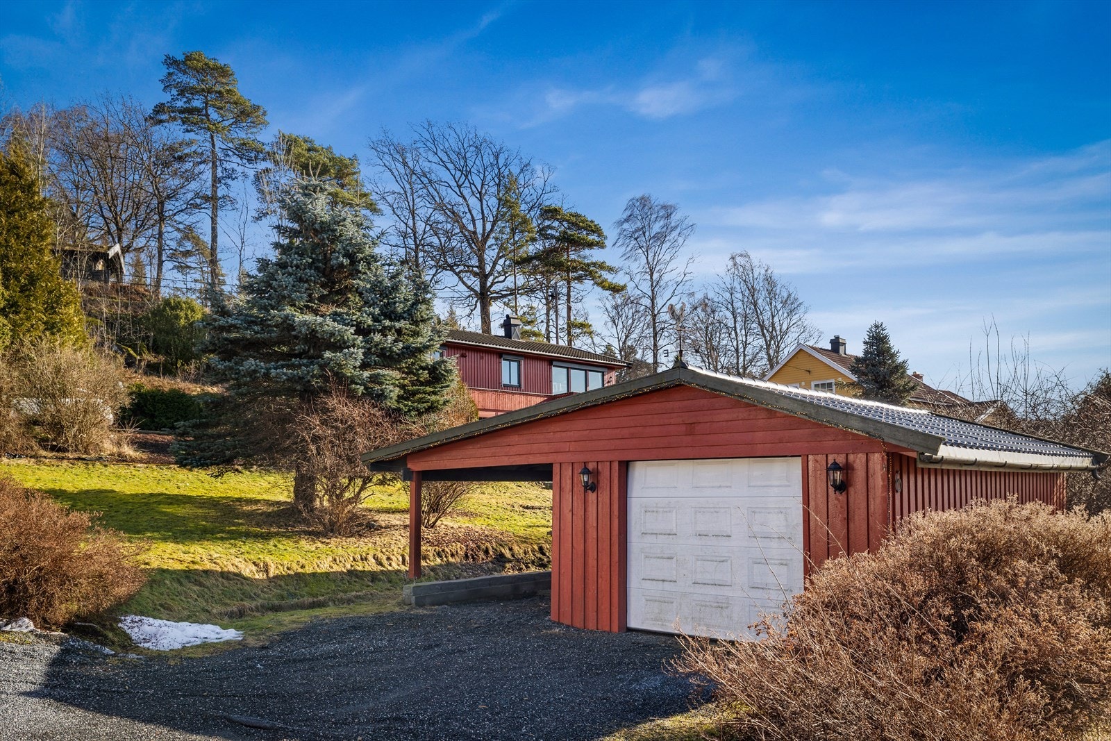 Frittstående garasje på ca. 28 m² med tilhørende carport gir gode parkeringsmuligheter. Galleribilde