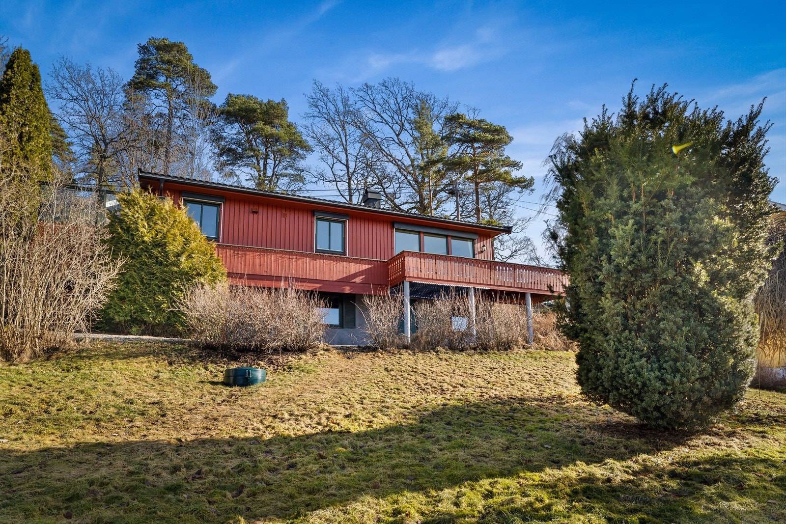 En stor tomt på ca. 1,5 mål gir rikelig med plass for utendørs aktiviteter og hageglede. Galleribilde