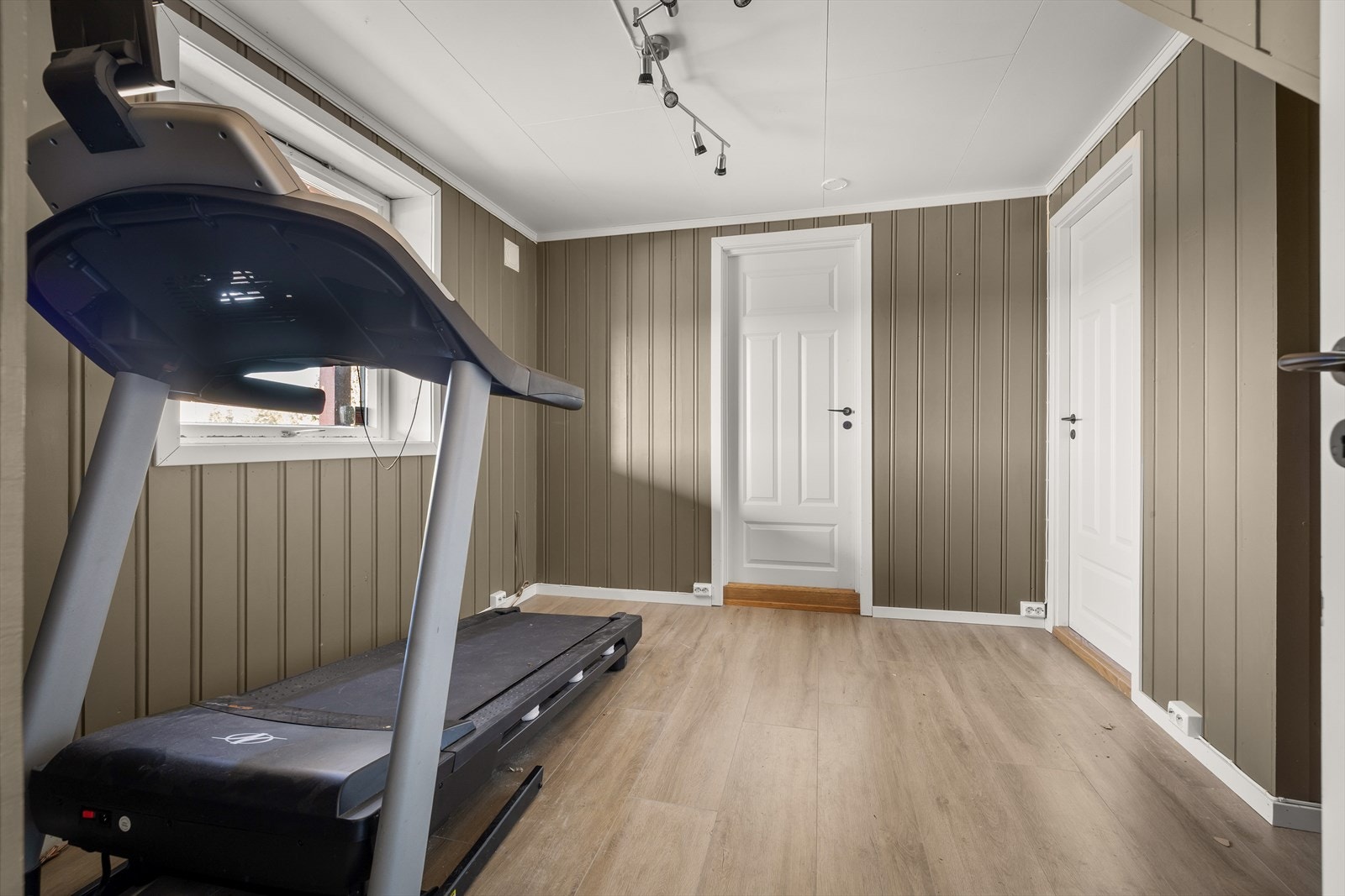 Innredet rom i underetasjen som egner seg godt som for eksempel trimrom eller TV-stue. Galleribilde