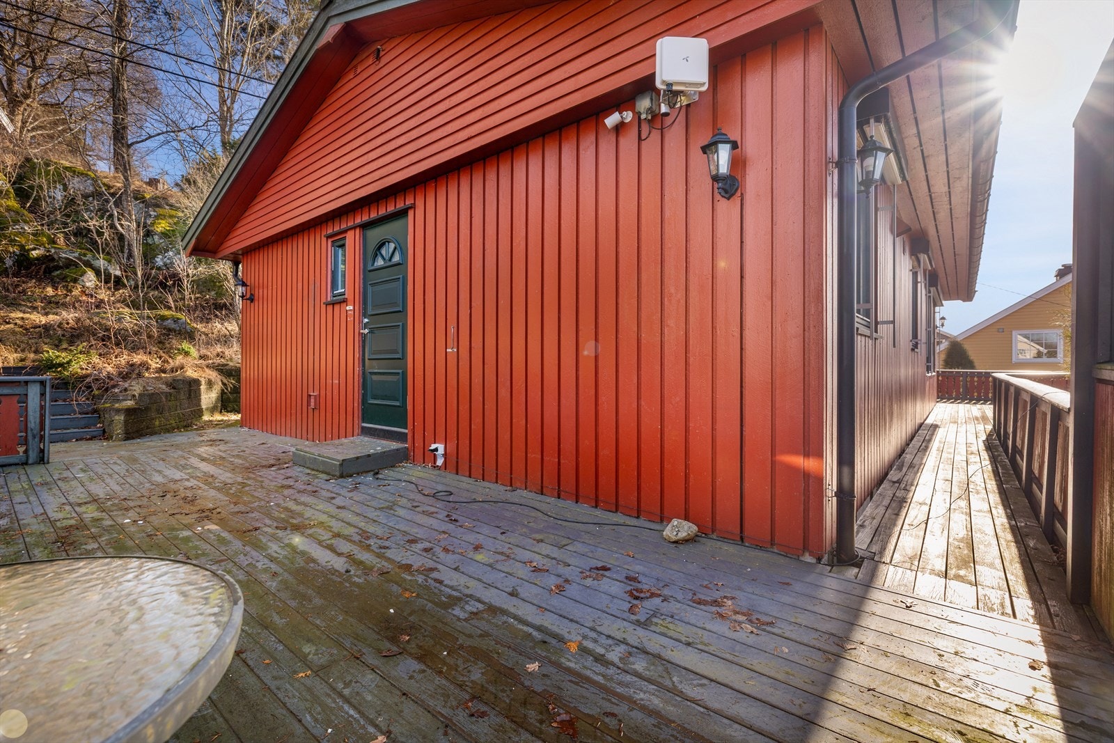 Terrassen har enkel adkomst via en malt inngangsdør fra vaskerommet. Galleribilde