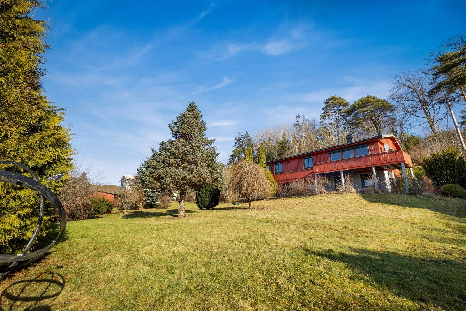 Tomten består av en blanding av opparbeidet plen og naturtomt med skogvegetasjon. Galleribilde