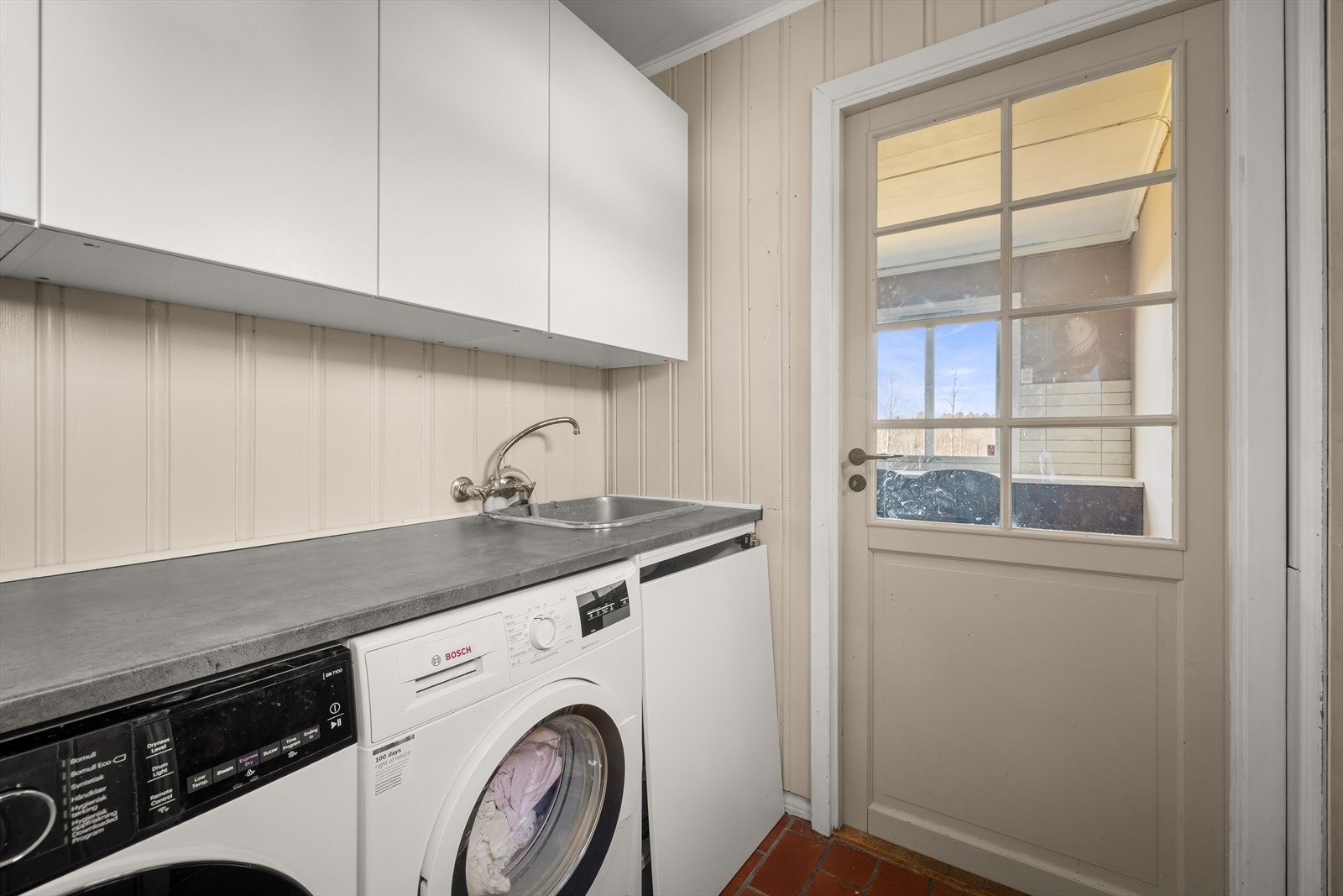 Fra vaskerommet er det direkte utgang til den store, nordvestvendte terrassen. Galleribilde