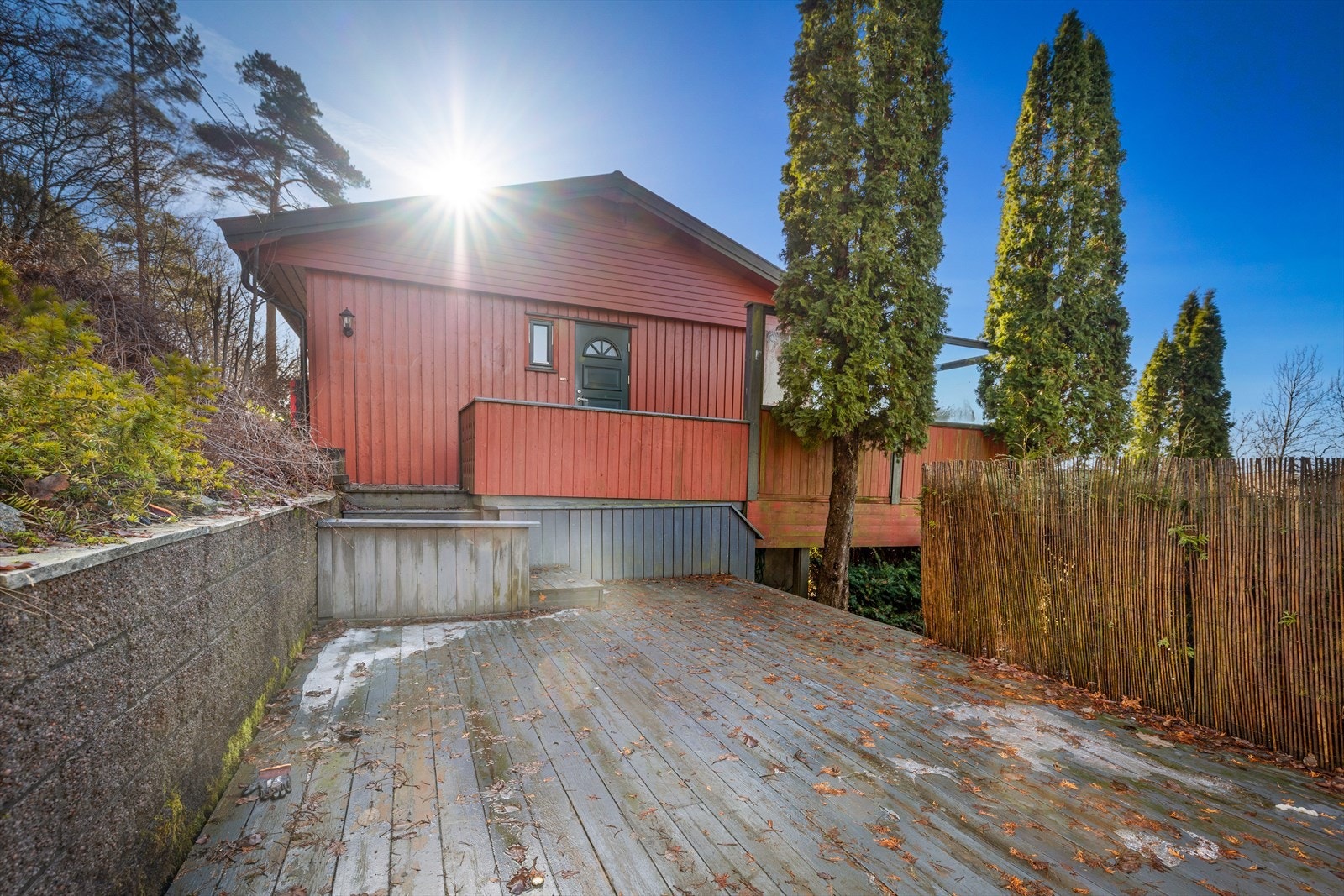 Flere solrike uteplasser rundt boligen lar deg utnytte tomten gjennom dagen. Galleribilde