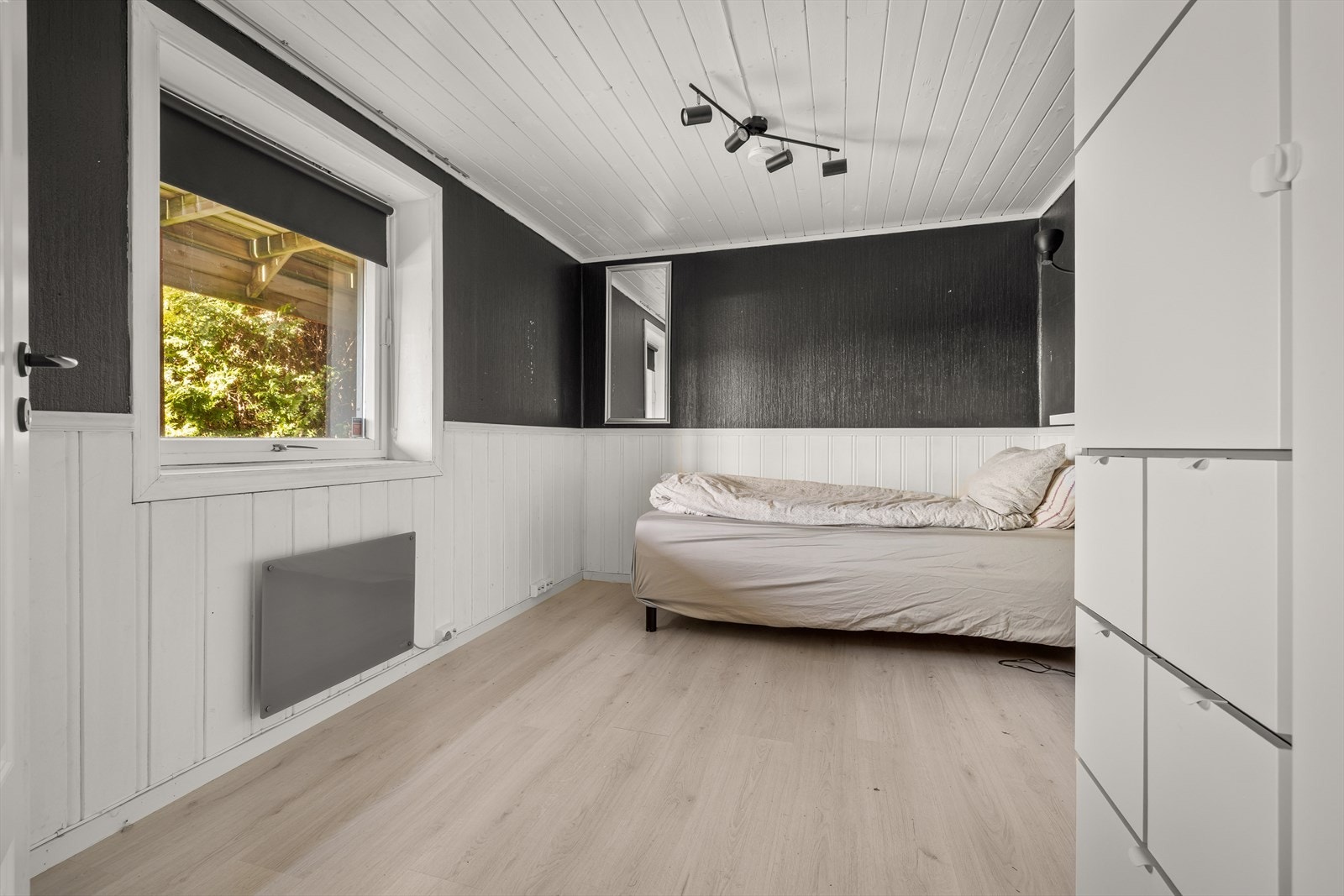 Dette rommet er i dag innredet som soverom, og utgjør boligens tredje soveromsmulighet. Galleribilde