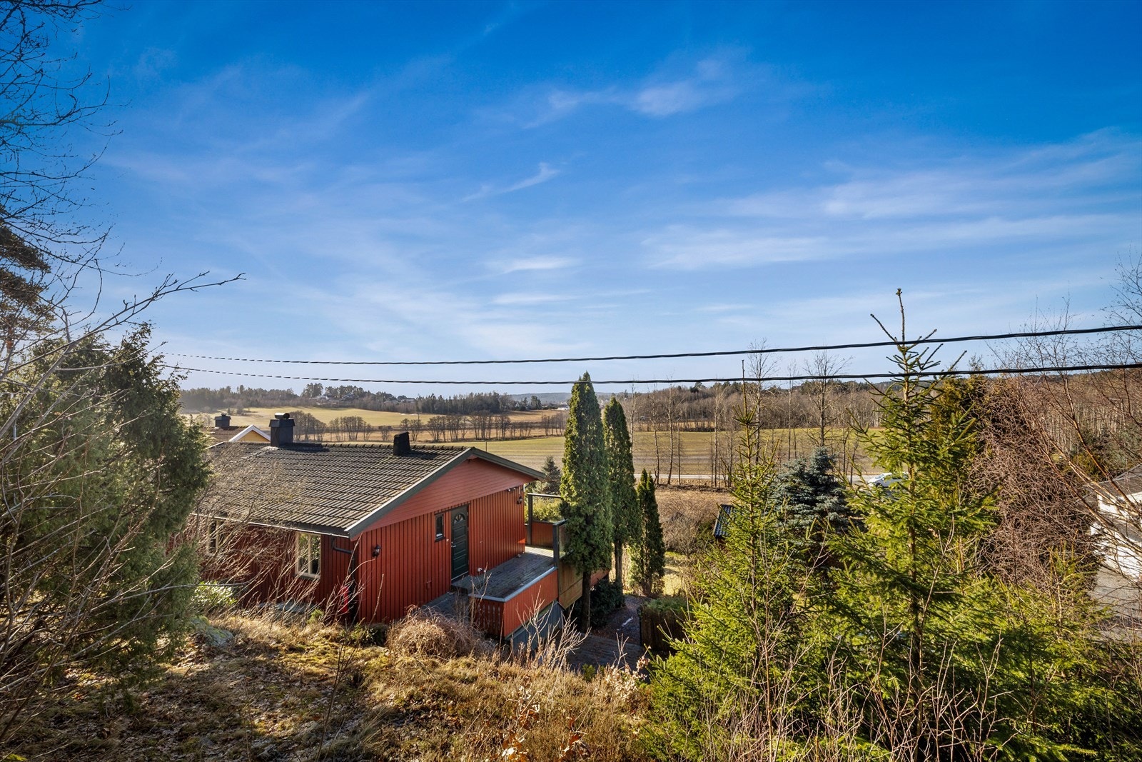 Enebolig med en fredelig og landlig beliggenhet, omkranset av natur. Galleribilde
