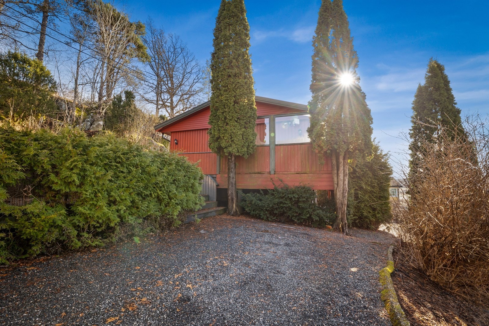 Gruslagt gårdsplass i forkant av boligen og garasjen. Galleribilde