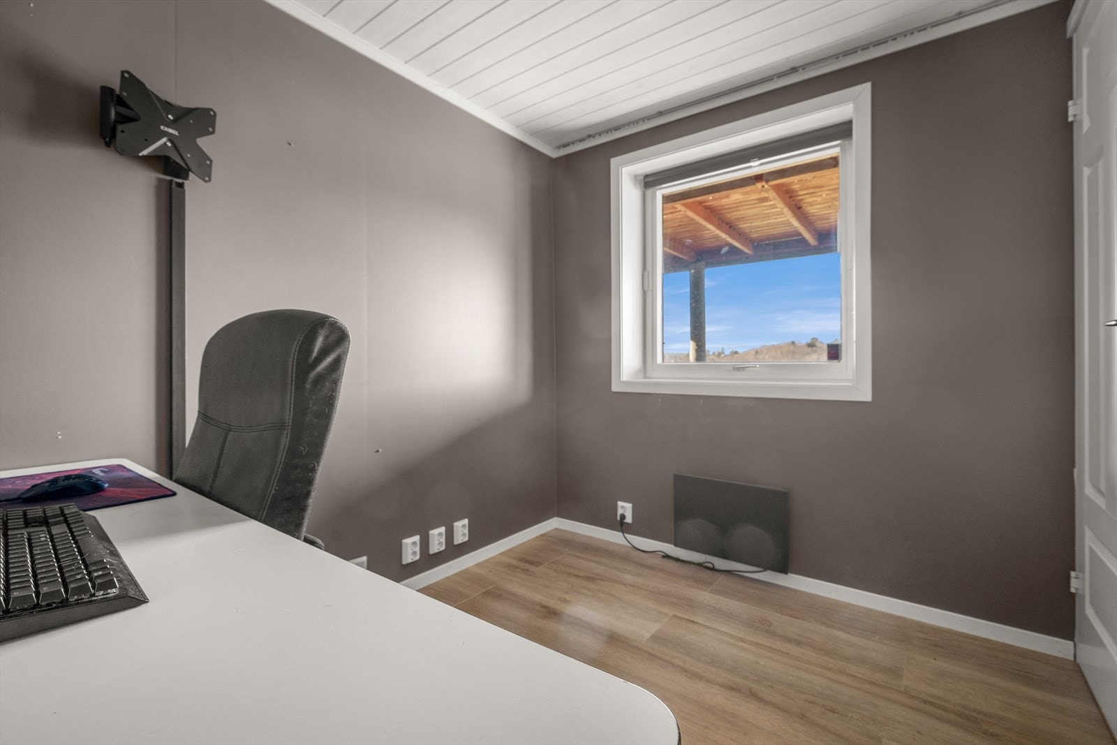 Rommet har laminat på gulvet og malte plater på veggene. Galleribilde