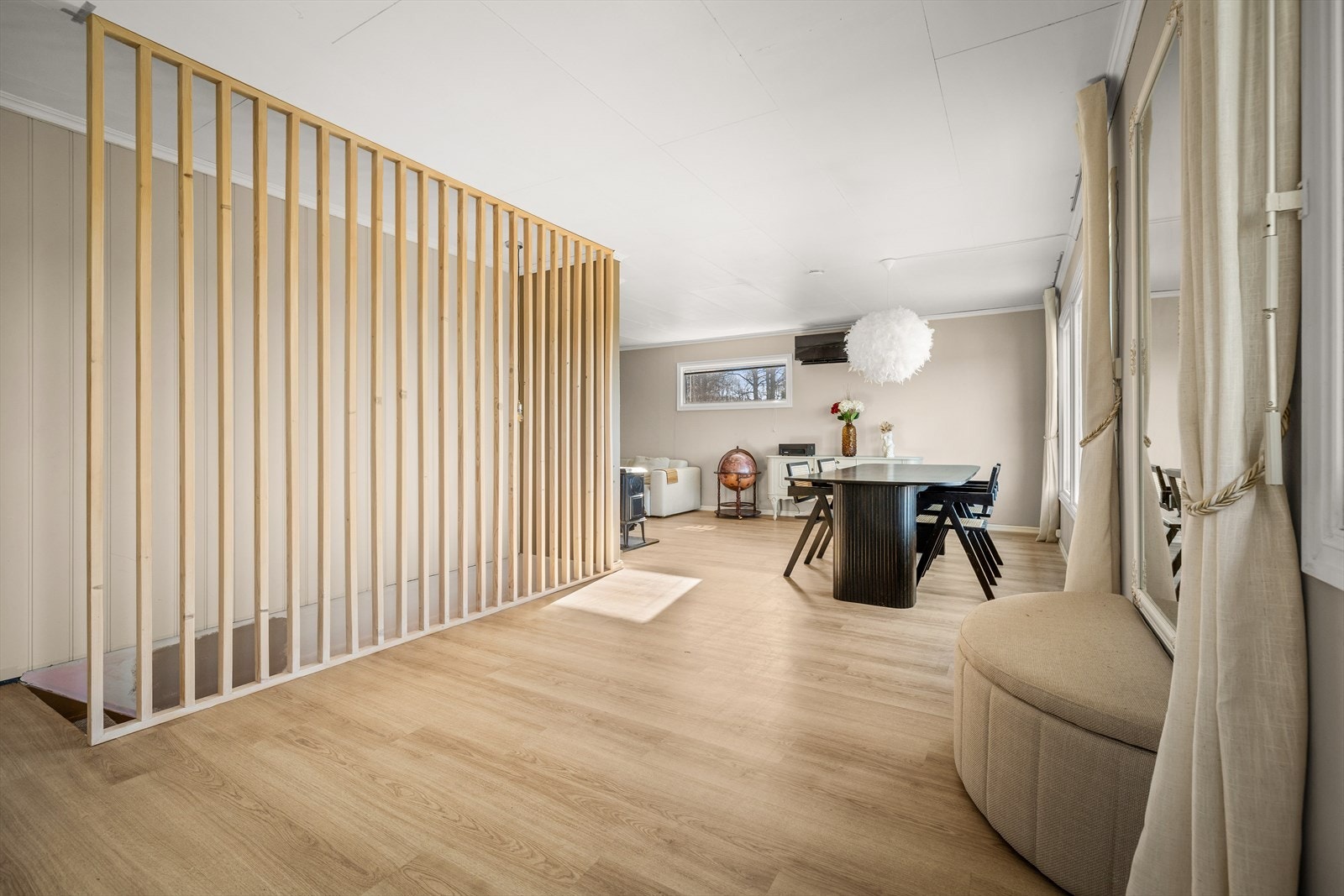 En spilevegg skiller elegant mellom soner og definerer trapperommet ned til underetasjen. Galleribilde