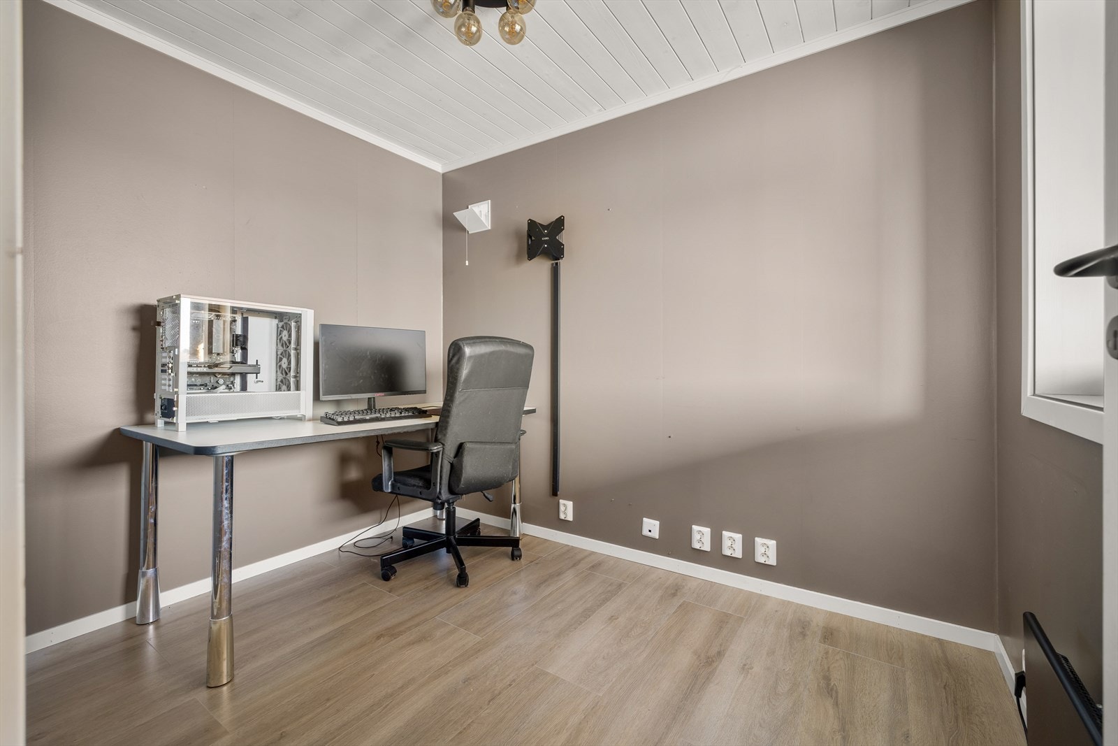 Et praktisk rom som er ideelt for hjemmekontor eller hobbyaktiviteter. Galleribilde