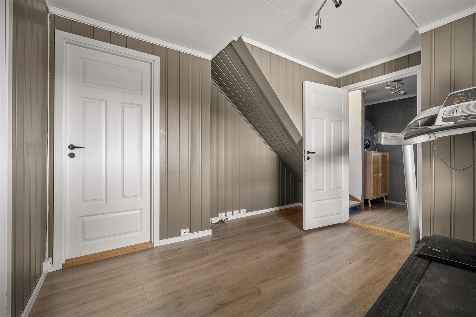 Rommet har laminat på gulv og panel på veggene. Galleribilde