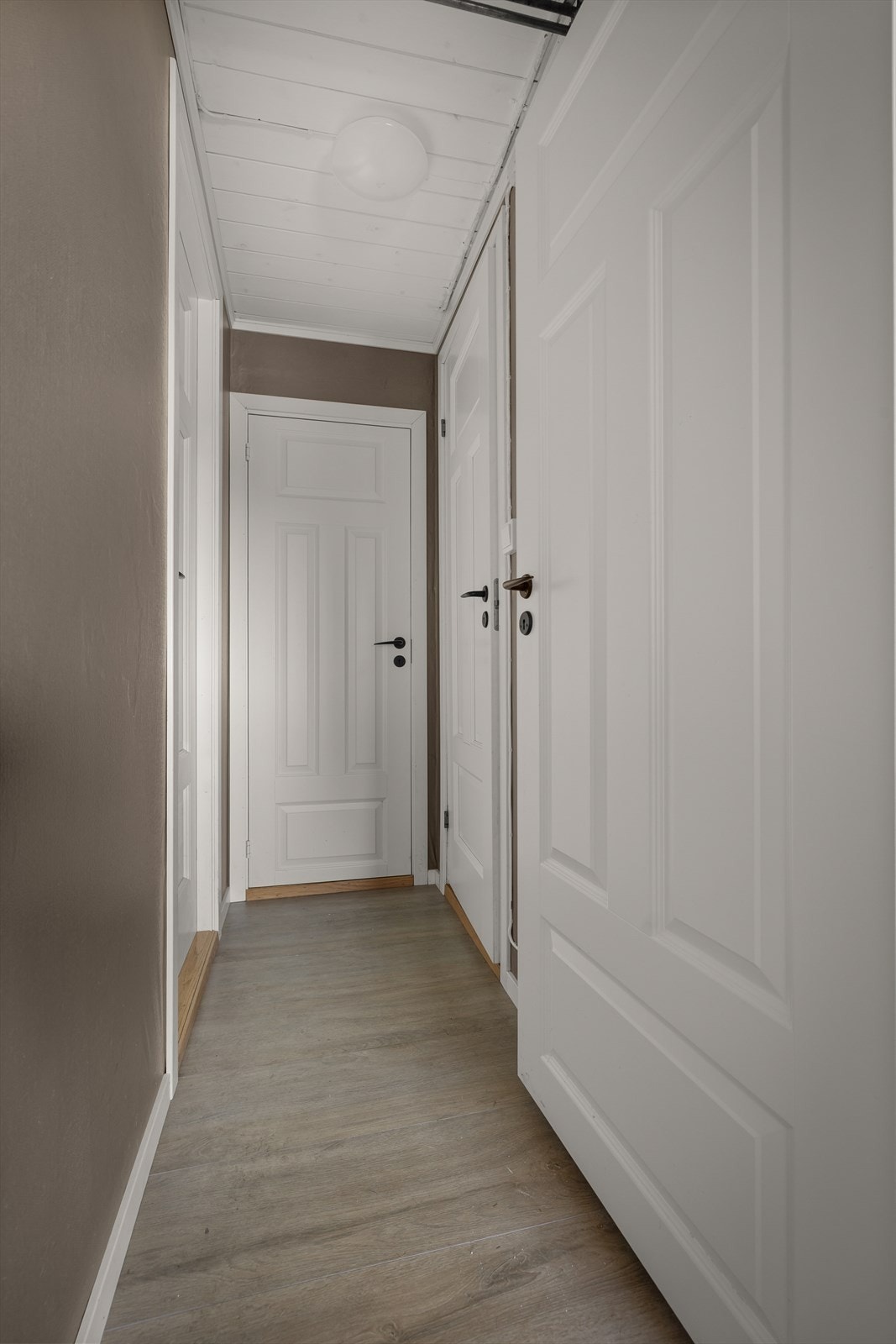 Innvendig har boligen malte 3-speils innerdører som gir et klassisk preg. Galleribilde