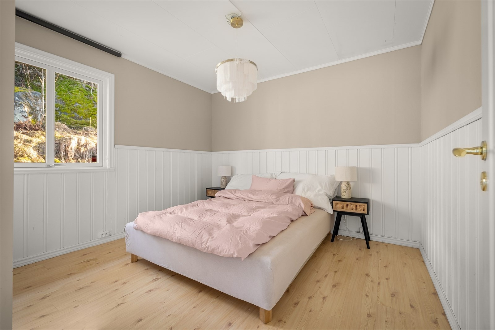 Hovedsoverommet i hovedetasjen har god plass til dobbeltseng og tilhørende møblement. Galleribilde