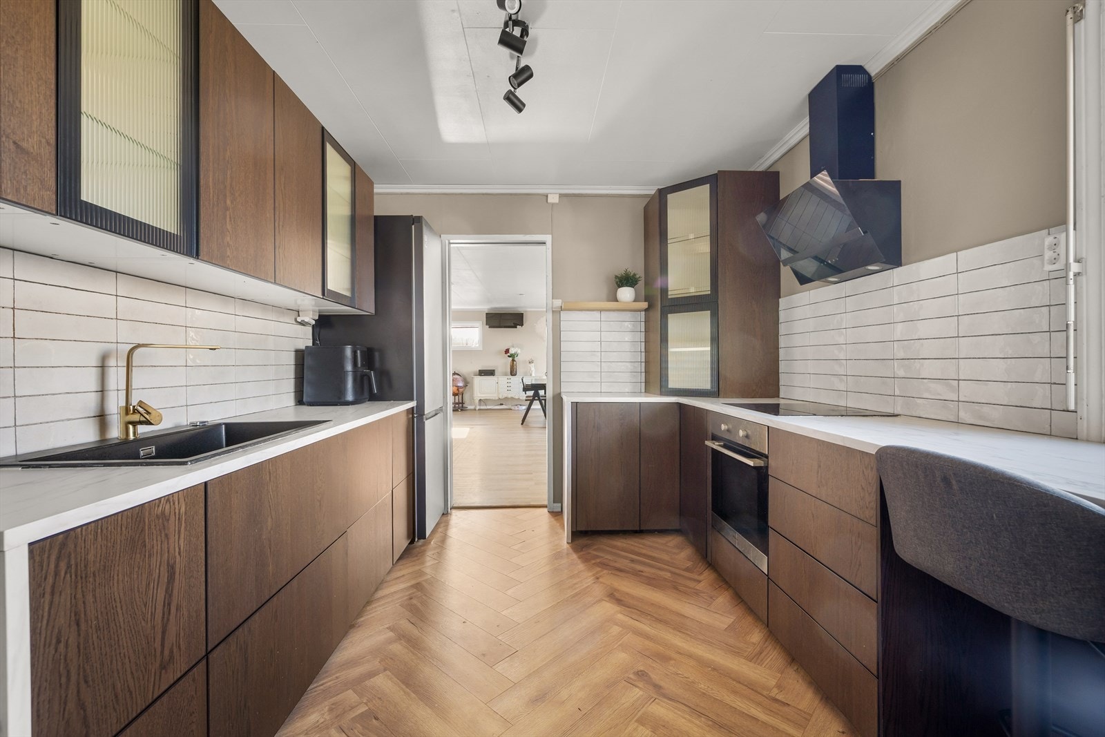 Moderne Ikea-kjøkken fra 2025 med slette, brune fronter og laminert benkeplate. Galleribilde