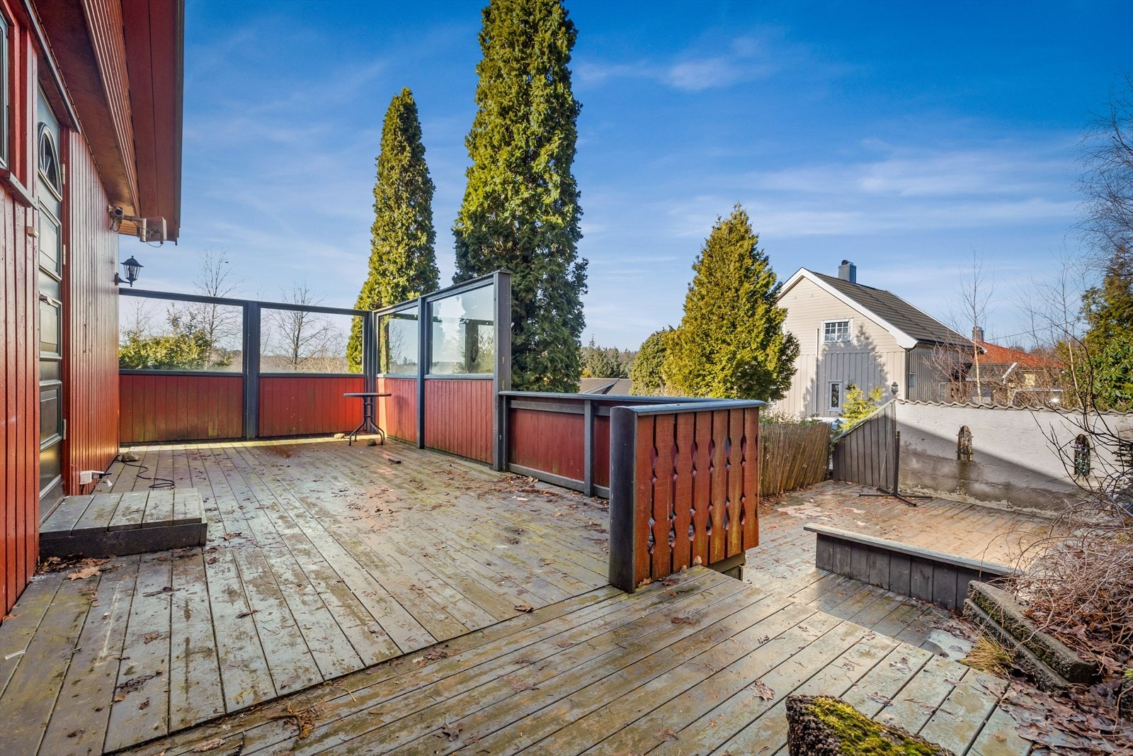 Den store, nordvestvendte terrassen på ca. 63 m² er en flott forlengelse av boligen. Galleribilde