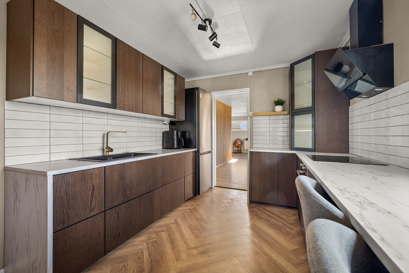 Kjøkkenet har integrert kjøl/fryseskap, oppvaskmaskin, komfyr og induksjonstopp. Galleribilde