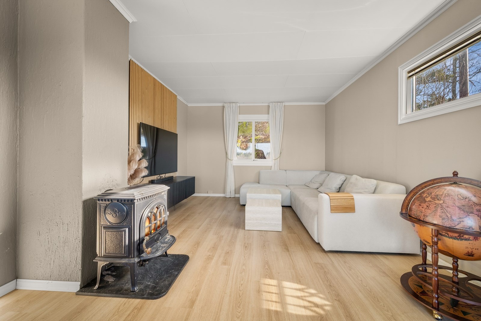 Vedovnen gir lun varme, supplert av en effektiv luft-til-luft varmepumpe fra 2021. Galleribilde