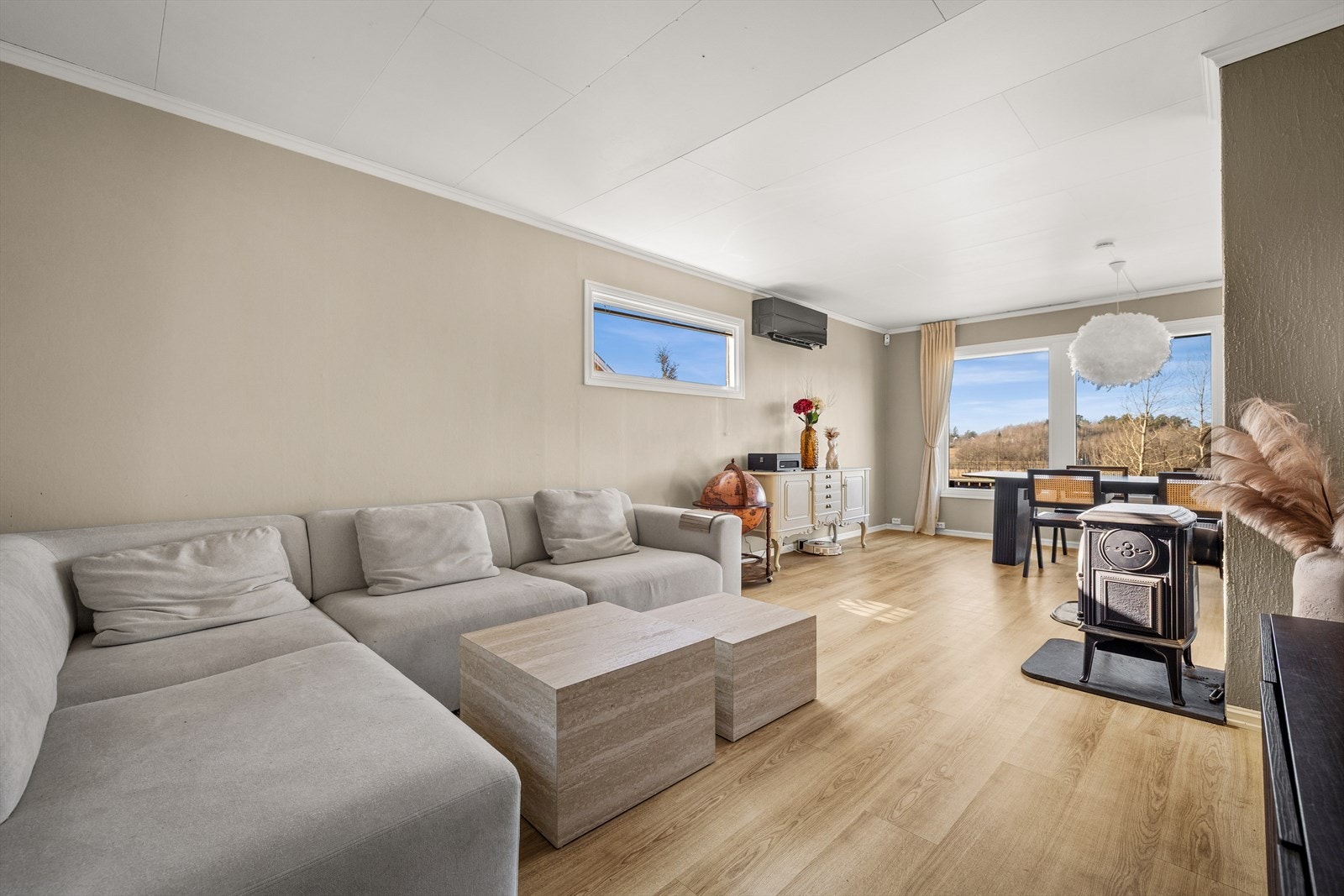 De store vindusflatene gir godt med lys og en åpen atmosfære i stuen. Galleribilde