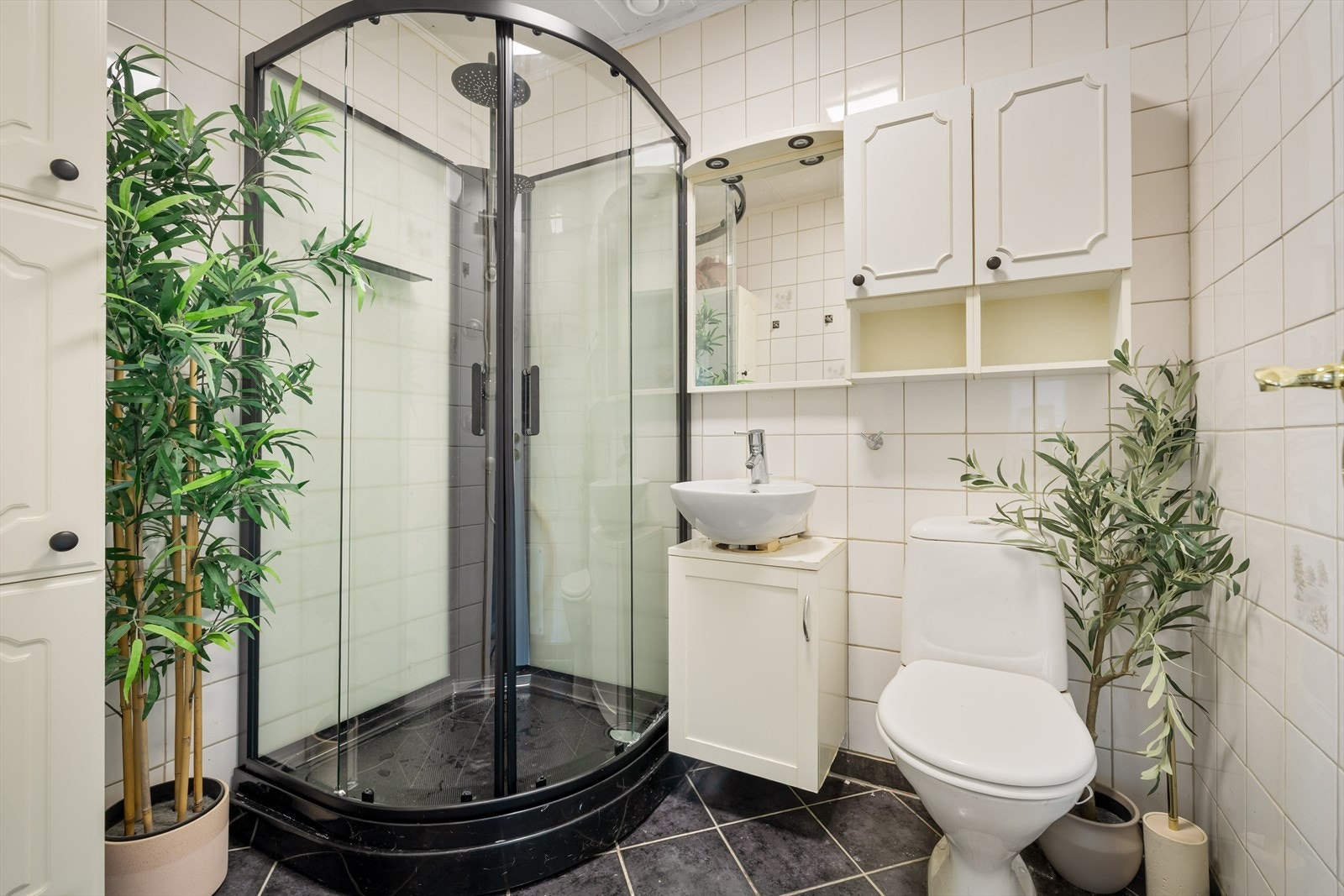 Badet i hovedetasjen er flislagt og utstyrt med et nytt dusjkabinett. Galleribilde