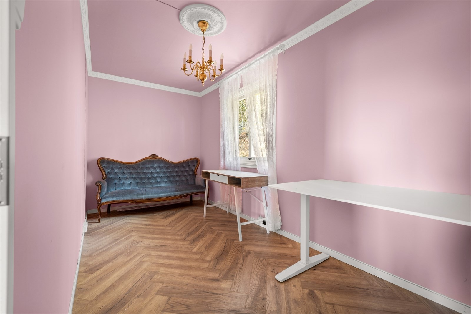 Boligens andre soverom i hovedetasjen, med laminatgulv i fiskebeinsmønster. Galleribilde