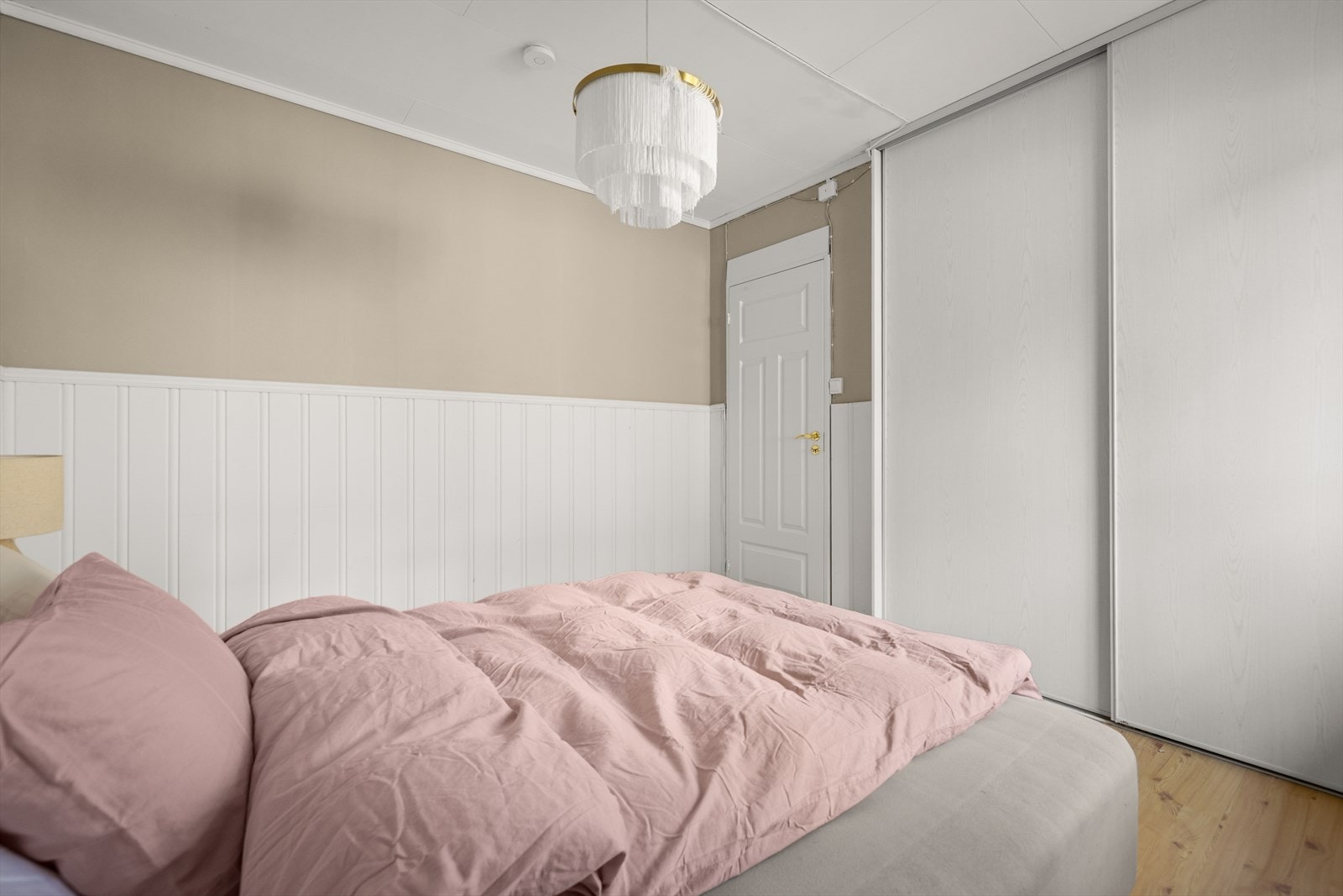 En romslig skyvedørsgarderobe gir rikelig med oppbevaringsplass. Galleribilde