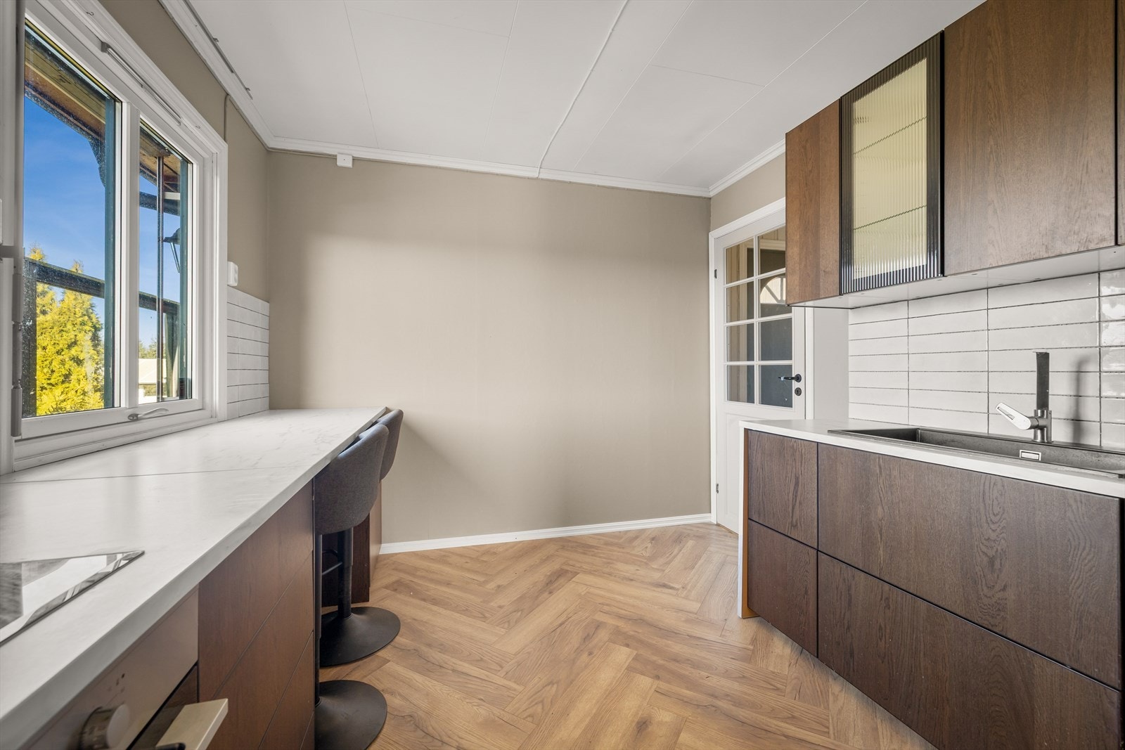 En praktisk barløsning ved vinduet gir en hyggelig plass for en rask frokost. Galleribilde