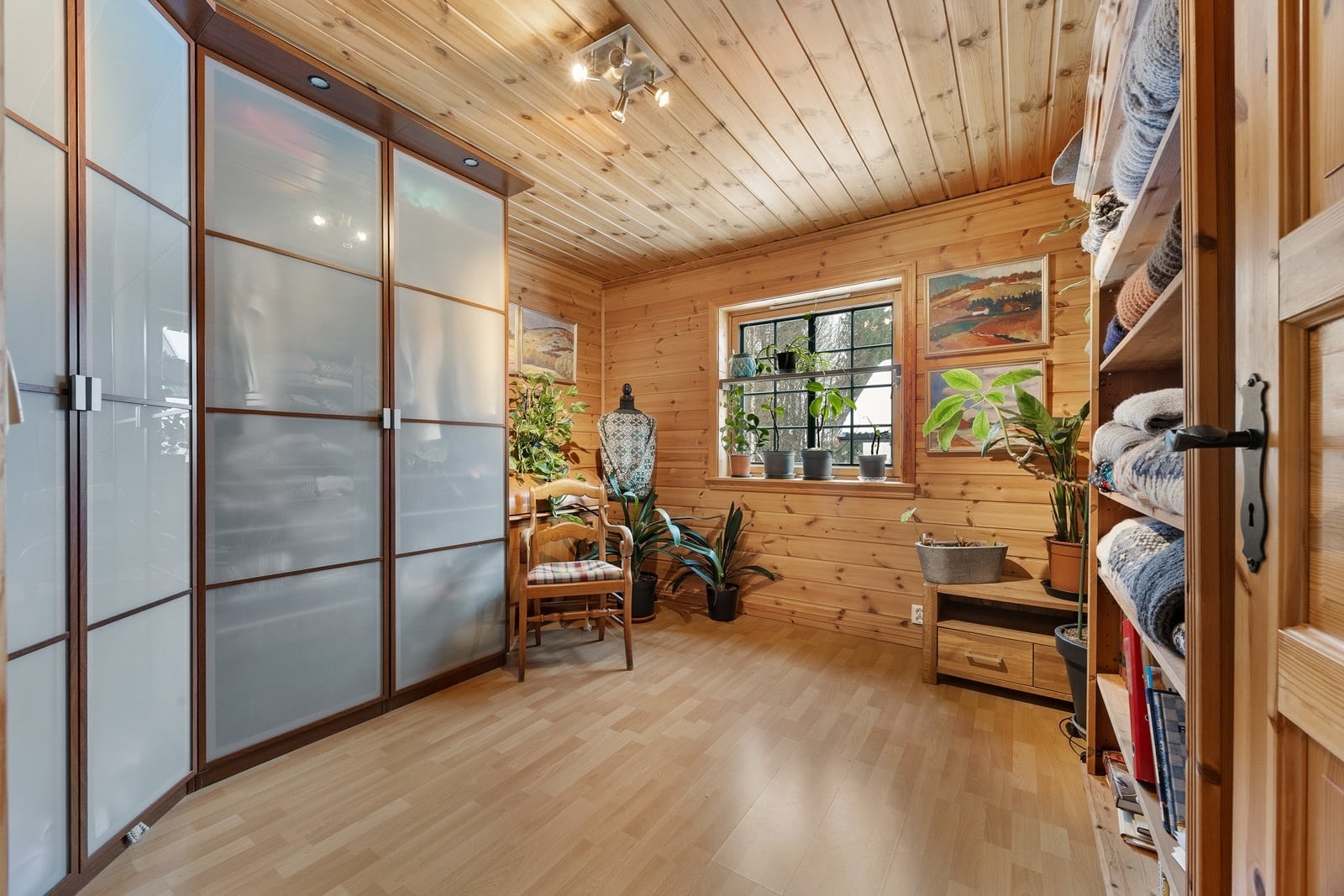 Et av soverommene er i dag benyttet som omkledningsrom med god oppbevaringsplass. Galleribilde