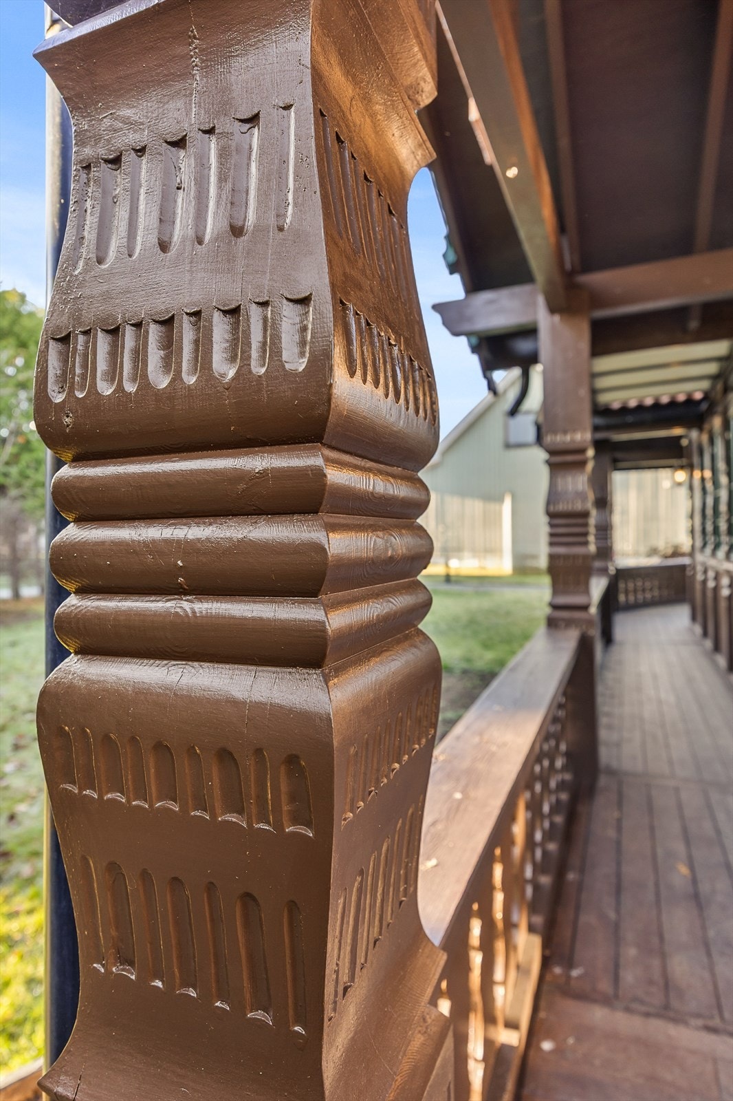 De forseggjorte utskjæringene er et gjennomgående tema og gir boligen sitt særpreg. Galleribilde