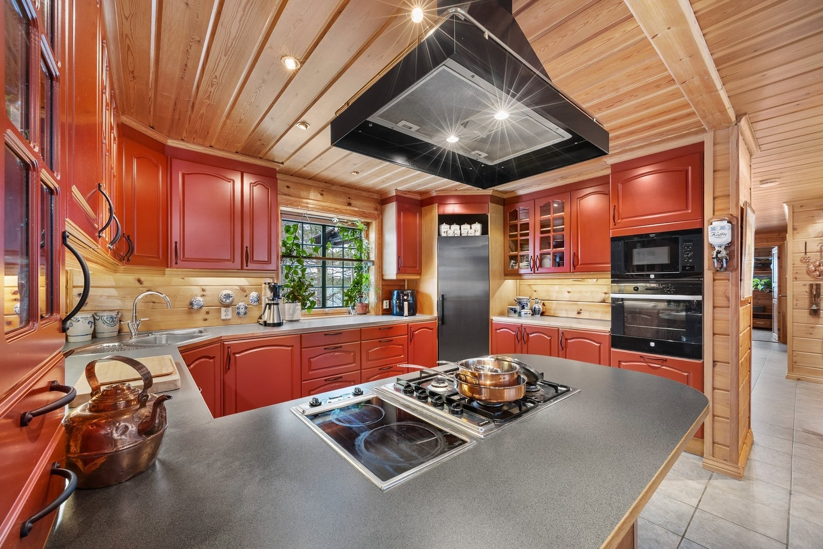 Integrerte hvitevarer som komfyr, mikrobølgeovn og oppvaskmaskin gir et helhetlig uttrykk. Galleribilde