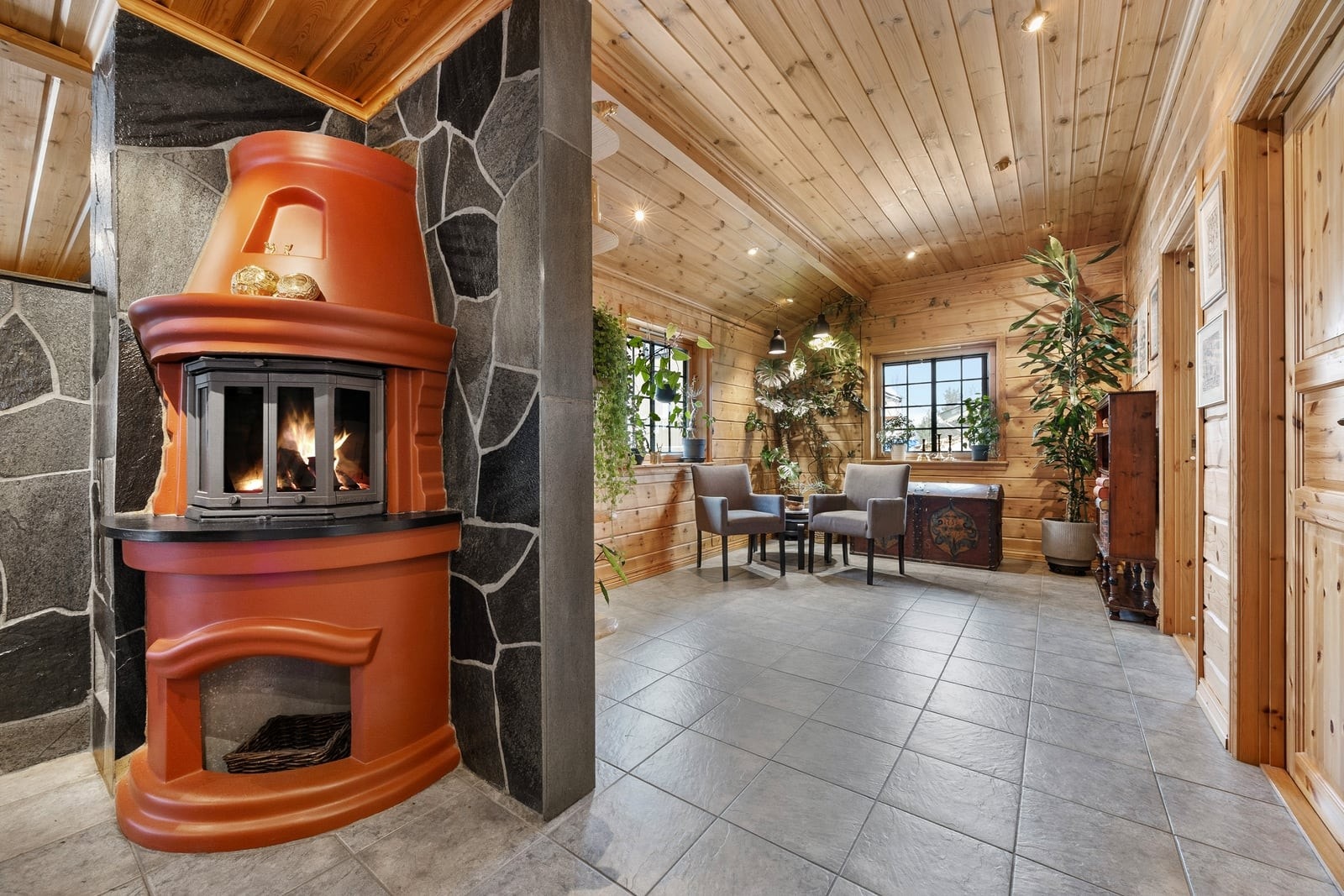 Peisen er sentralt plassert og kan nytes fra flere deler av oppholdsrommet. Galleribilde